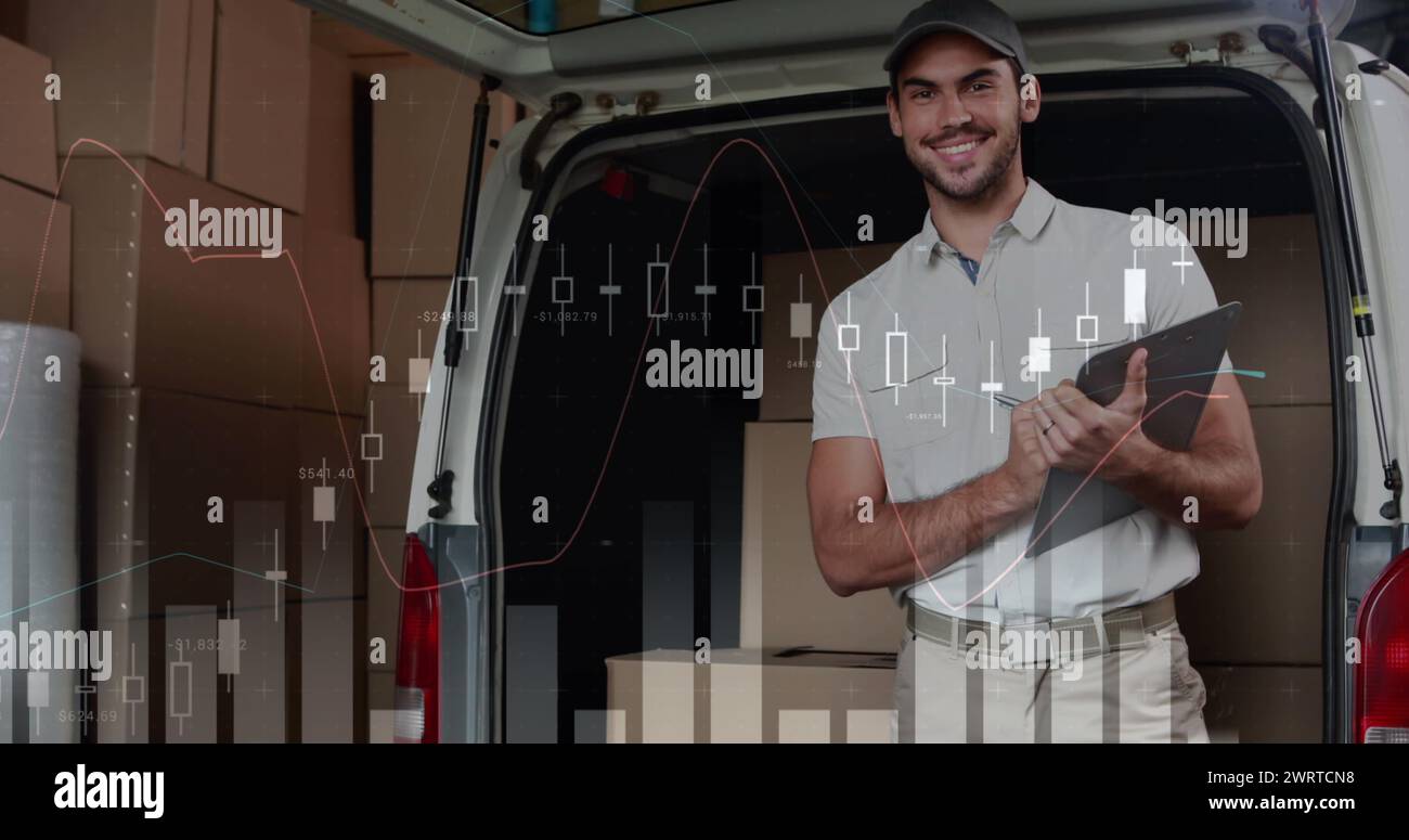 Elaborazione di dati statistici contro il responsabile delle consegne caucasiche con appunti che controllano le scorte e sorridono Foto Stock