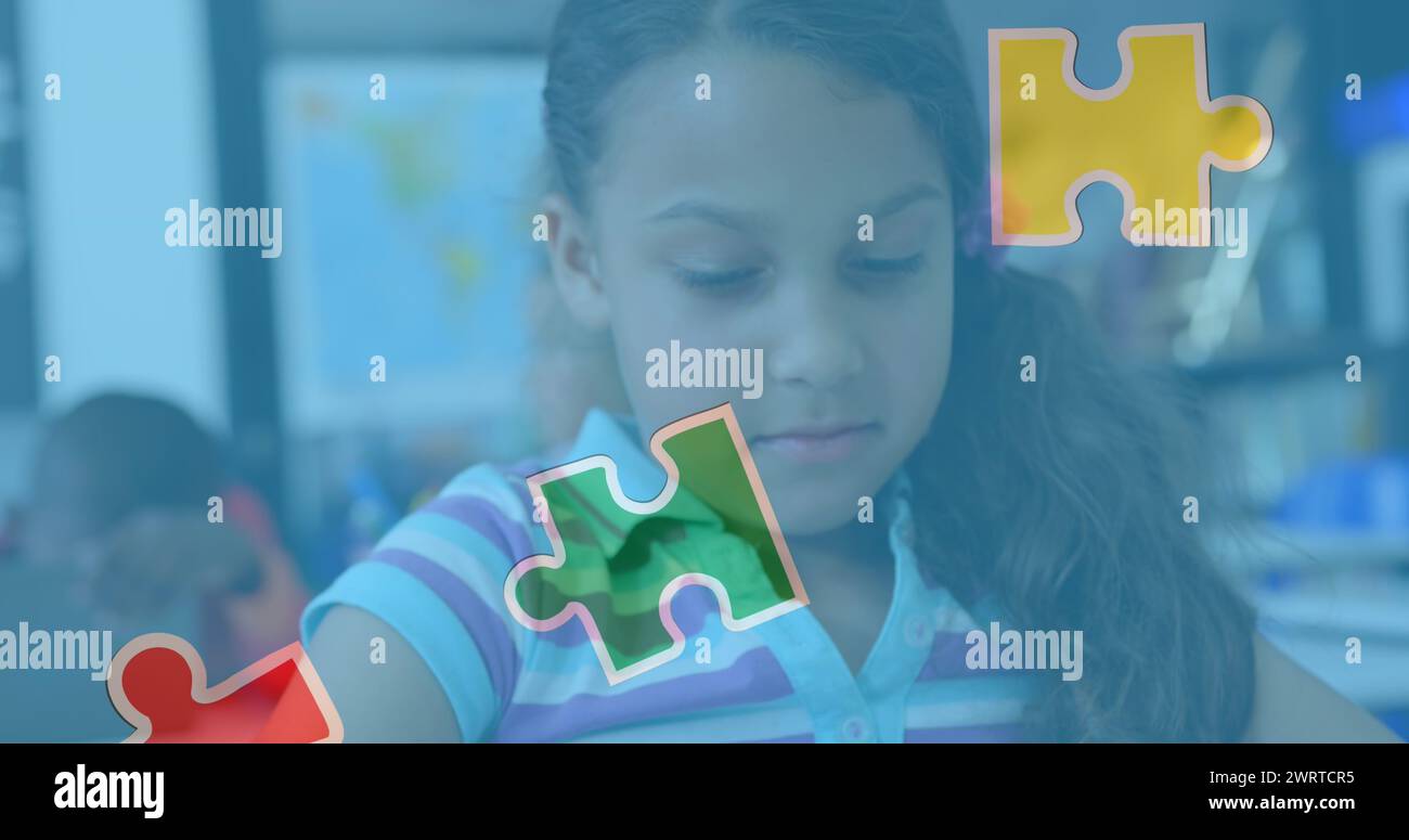 Immagine di pezzi del puzzle su una tavoletta birazziale Foto Stock