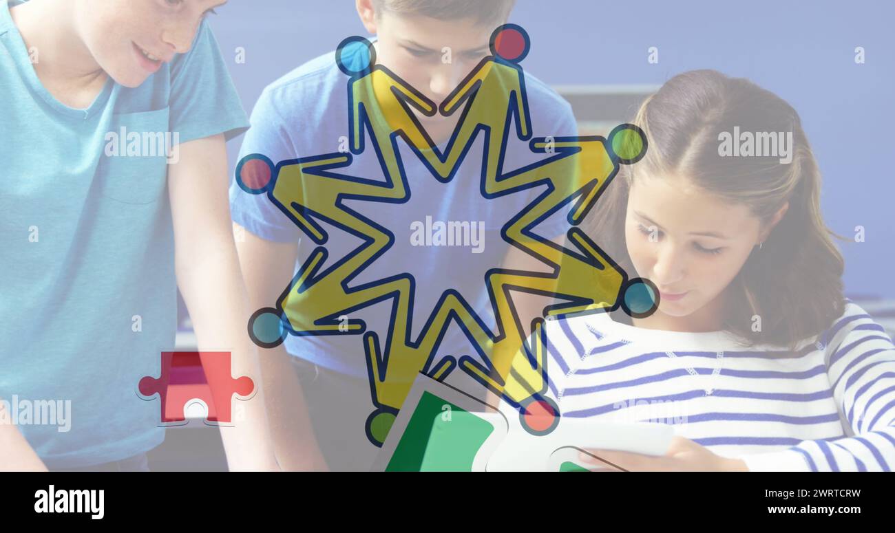 Immagine di pezzi e icone del puzzle su scolari diversi che usano il tablet Foto Stock