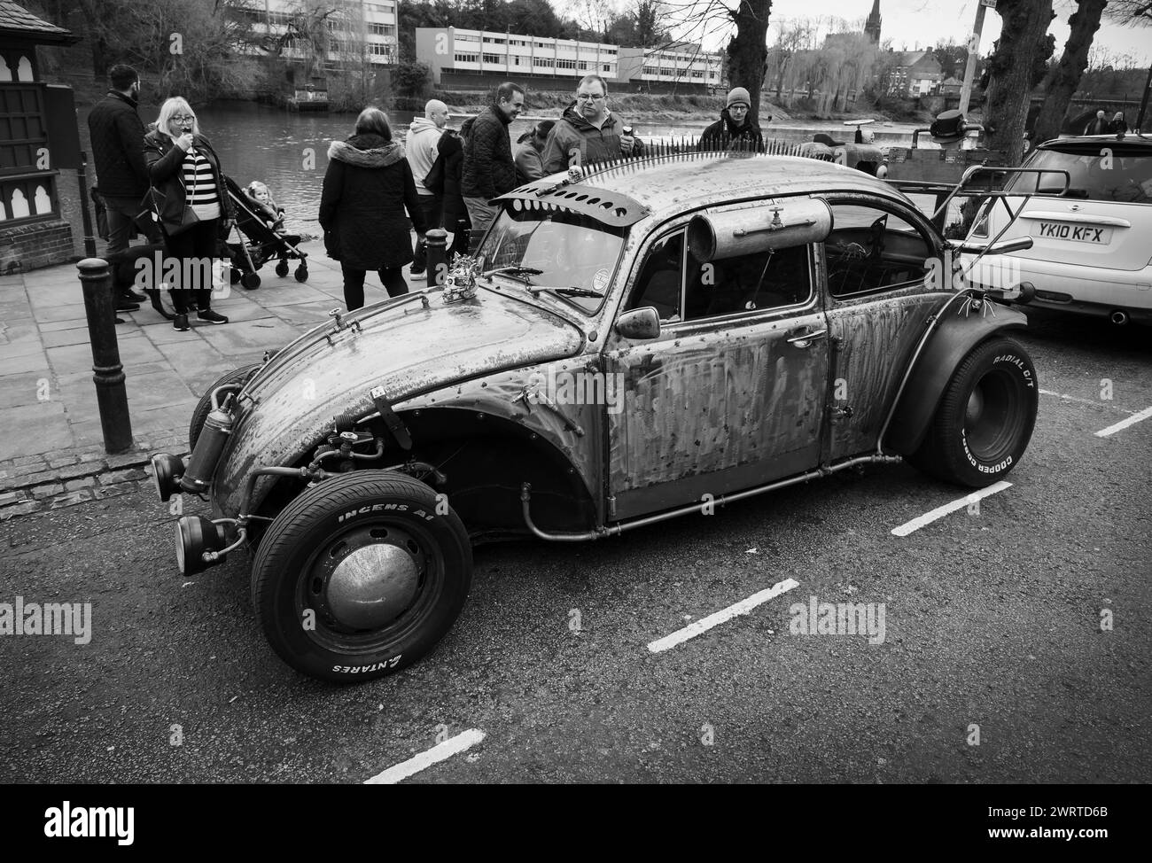 Fotografia di © Jamie Callister. VW Hot Rod convertito e il suo orgoglioso proprietario, Mark del Wirral Merseyside, sono orgogliosi di essere in mostra a Chester, in Inghilterra. Foto Stock