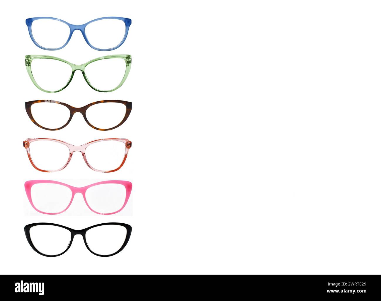 Vista frontale delle cornici degli occhiali in una gamma di colori chiaro e forme diverse isolate su uno sfondo bianco semplice. Copia spazio. Foto Stock