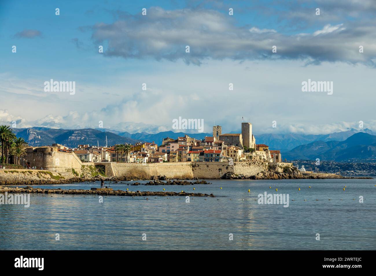 Vista delle mura di bastione e della città vecchia di Antibes sulla Costa Azzurra nel sud della Francia Foto Stock