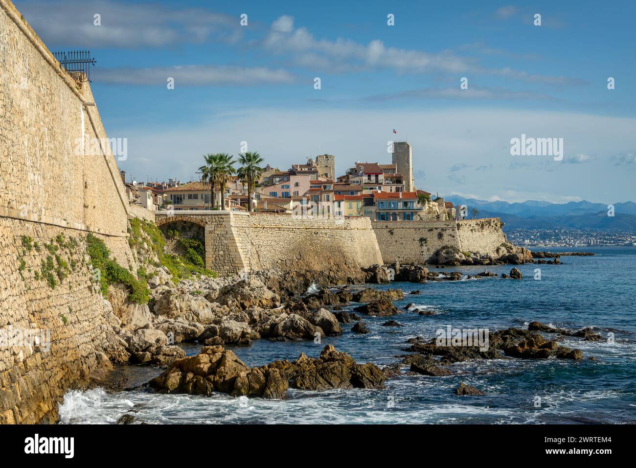 Vista delle mura di bastione e della città vecchia di Antibes sulla Costa Azzurra nel sud della Francia Foto Stock