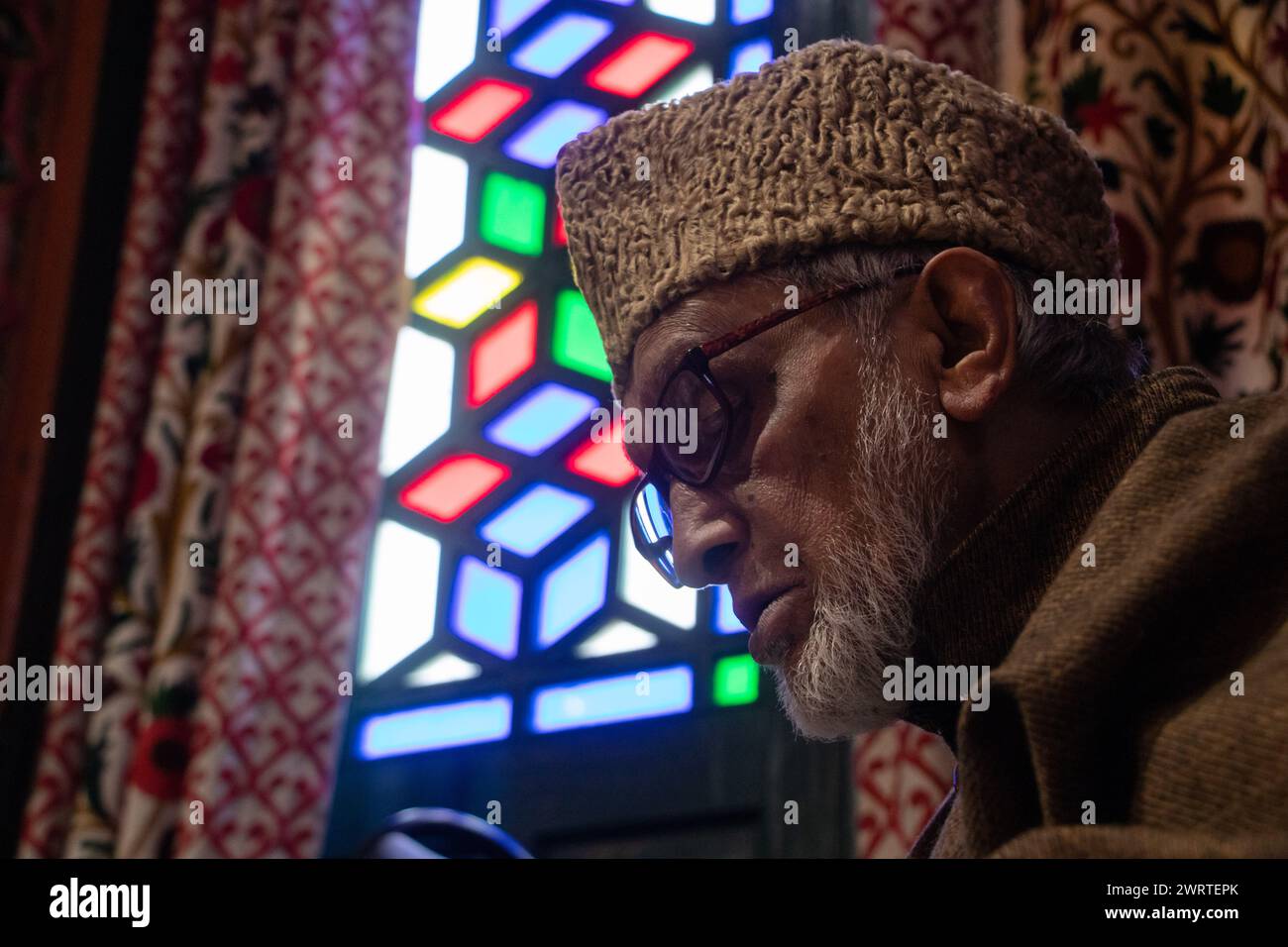 Srinagar, Kashmir, India. 14 marzo 2024. Un musulmano kashmiri legge il Corano mentre prega all'interno di un santuario il terzo giorno del mese islamico del Ramadan a Srinagar. Il Ramadan è il nono mese del calendario islamico e ha un significato speciale nell'Islam. I musulmani credono che durante questo mese, i primi versi del Corano, il libro sacro dell'Islam, siano stati rivelati al profeta Maometto. (Credit Image: © Adil Abbas/ZUMA Press Wire) SOLO PER USO EDITORIALE! Non per USO commerciale! Foto Stock