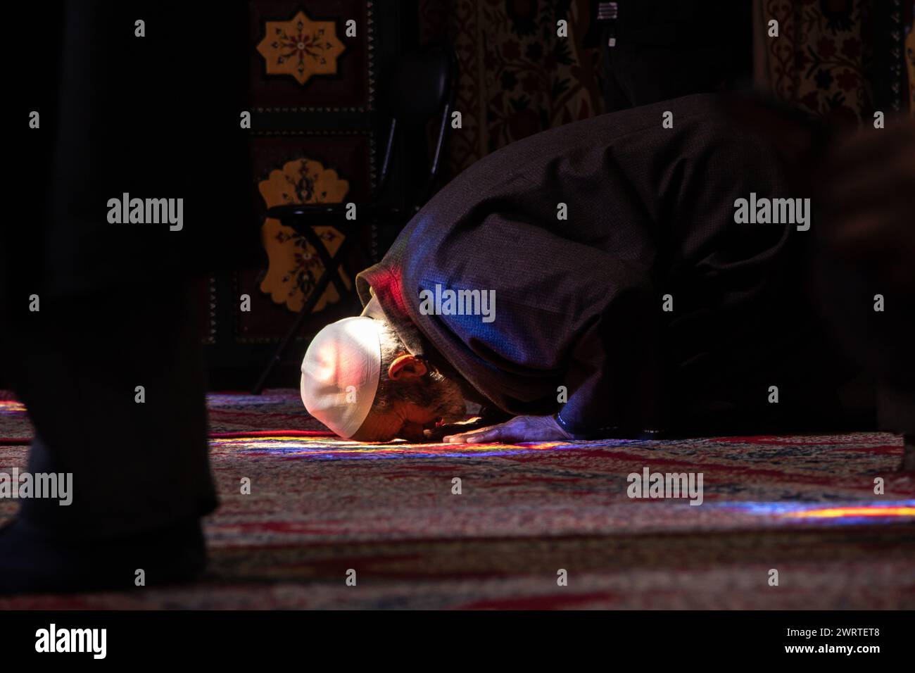 Srinagar, Kashmir, India. 14 marzo 2024. Un musulmano del Kashmir sta pregando all'interno di un santuario il terzo giorno del mese islamico del Ramadan a Srinagar. Il Ramadan è il nono mese del calendario islamico e ha un significato speciale nell'Islam. I musulmani credono che durante questo mese, i primi versi del Corano, il libro sacro dell'Islam, siano stati rivelati al profeta Maometto. (Credit Image: © Adil Abbas/ZUMA Press Wire) SOLO PER USO EDITORIALE! Non per USO commerciale! Foto Stock