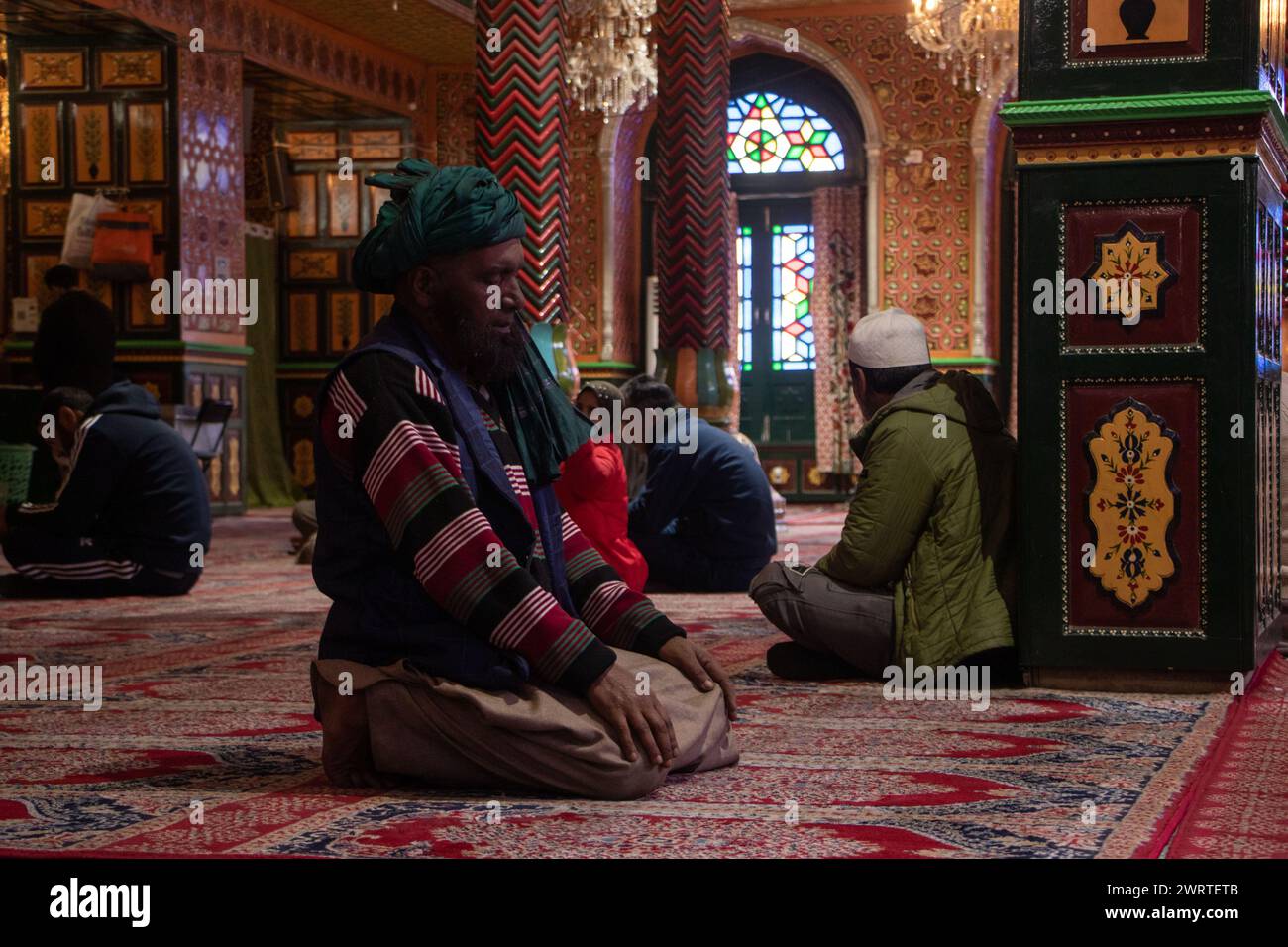 Srinagar, Kashmir, India. 14 marzo 2024. I musulmani kashmiri pregano all'interno di un santuario il terzo giorno del mese islamico del Ramadan a Srinagar. Il Ramadan è il nono mese del calendario islamico e ha un significato speciale nell'Islam. I musulmani credono che durante questo mese, i primi versi del Corano, il libro sacro dell'Islam, siano stati rivelati al profeta Maometto. (Credit Image: © Adil Abbas/ZUMA Press Wire) SOLO PER USO EDITORIALE! Non per USO commerciale! Foto Stock