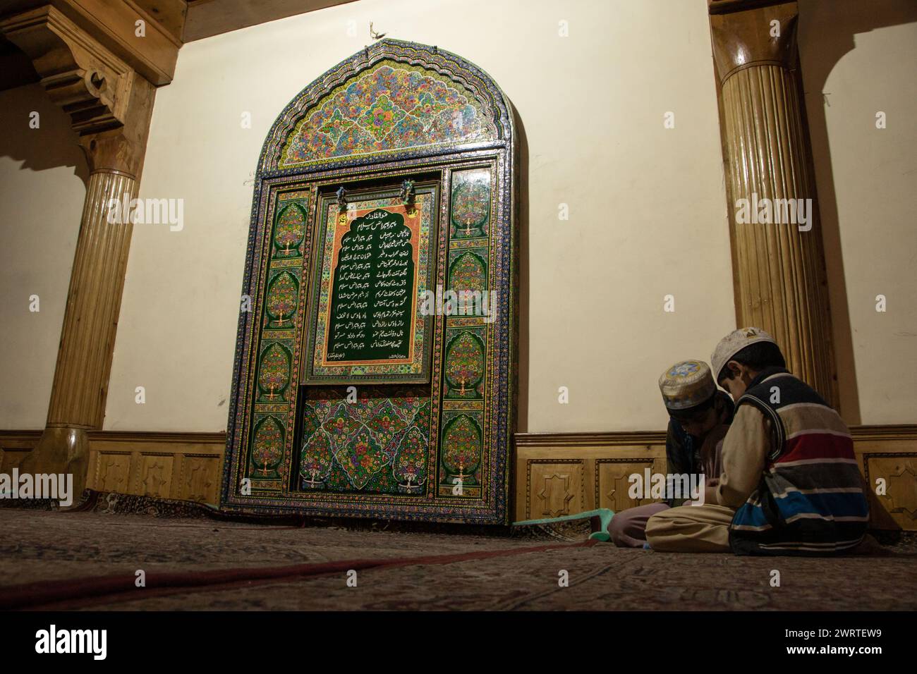 Srinagar, Kashmir, India. 14 marzo 2024. I ragazzi musulmani del Kashmir sono visti all'interno di un santuario il terzo giorno del mese islamico del Ramadan a Srinagar. Il Ramadan è il nono mese del calendario islamico e ha un significato speciale nell'Islam. I musulmani credono che durante questo mese, i primi versi del Corano, il libro sacro dell'Islam, siano stati rivelati al profeta Maometto. (Credit Image: © Adil Abbas/ZUMA Press Wire) SOLO PER USO EDITORIALE! Non per USO commerciale! Foto Stock