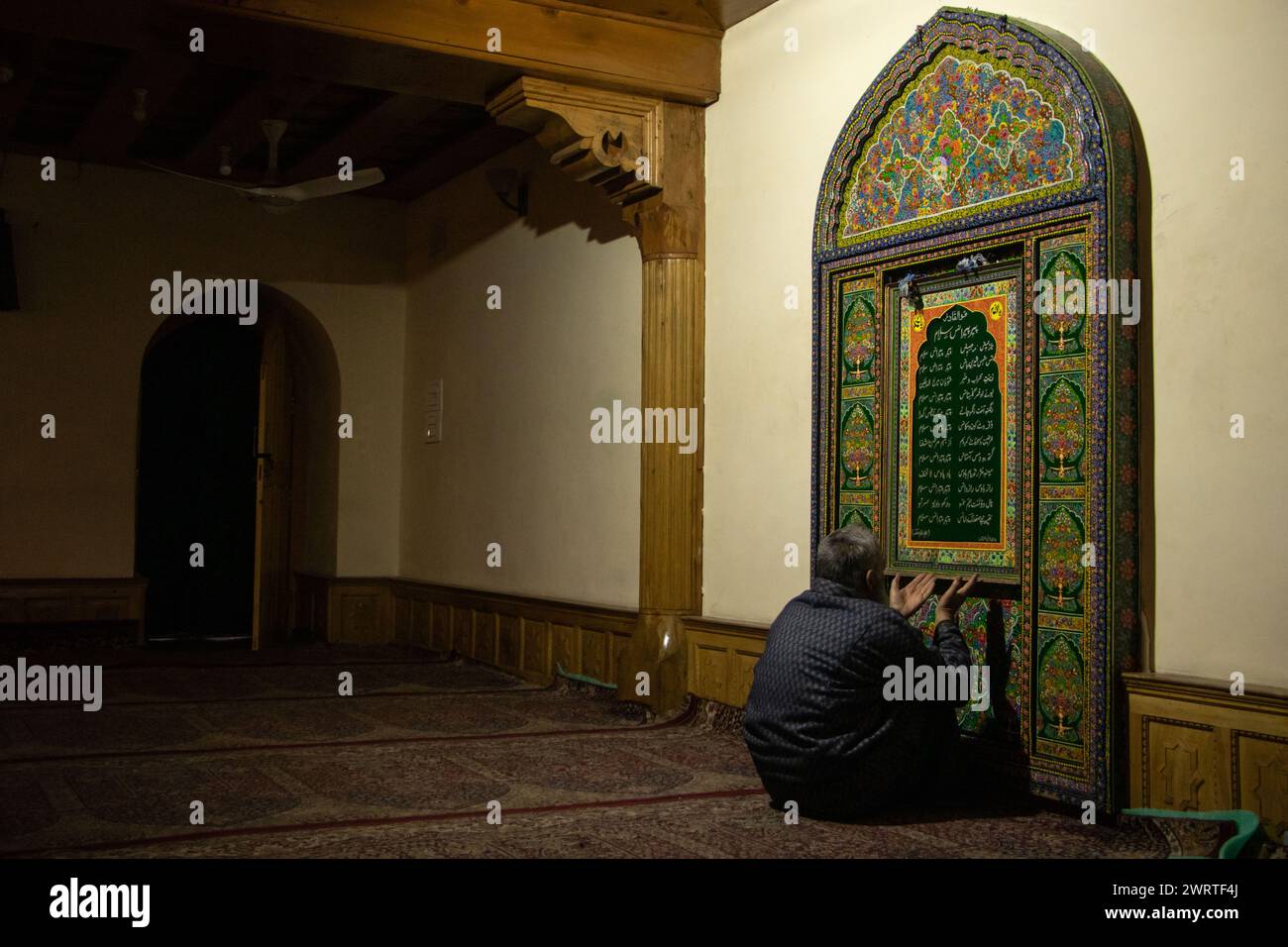 14 marzo 2024, Srinagar, Kashmir, India: Un musulmano del Kashmir sta pregando all'interno di un santuario il terzo giorno del mese islamico del Ramadan a Srinagar. Il Ramadan è il nono mese del calendario islamico e ha un significato speciale nell'Islam. I musulmani credono che durante questo mese, i primi versi del Corano, il libro sacro dell'Islam, siano stati rivelati al profeta Maometto. (Credit Image: © Adil Abbas/ZUMA Press Wire) SOLO PER USO EDITORIALE! Non per USO commerciale! Foto Stock