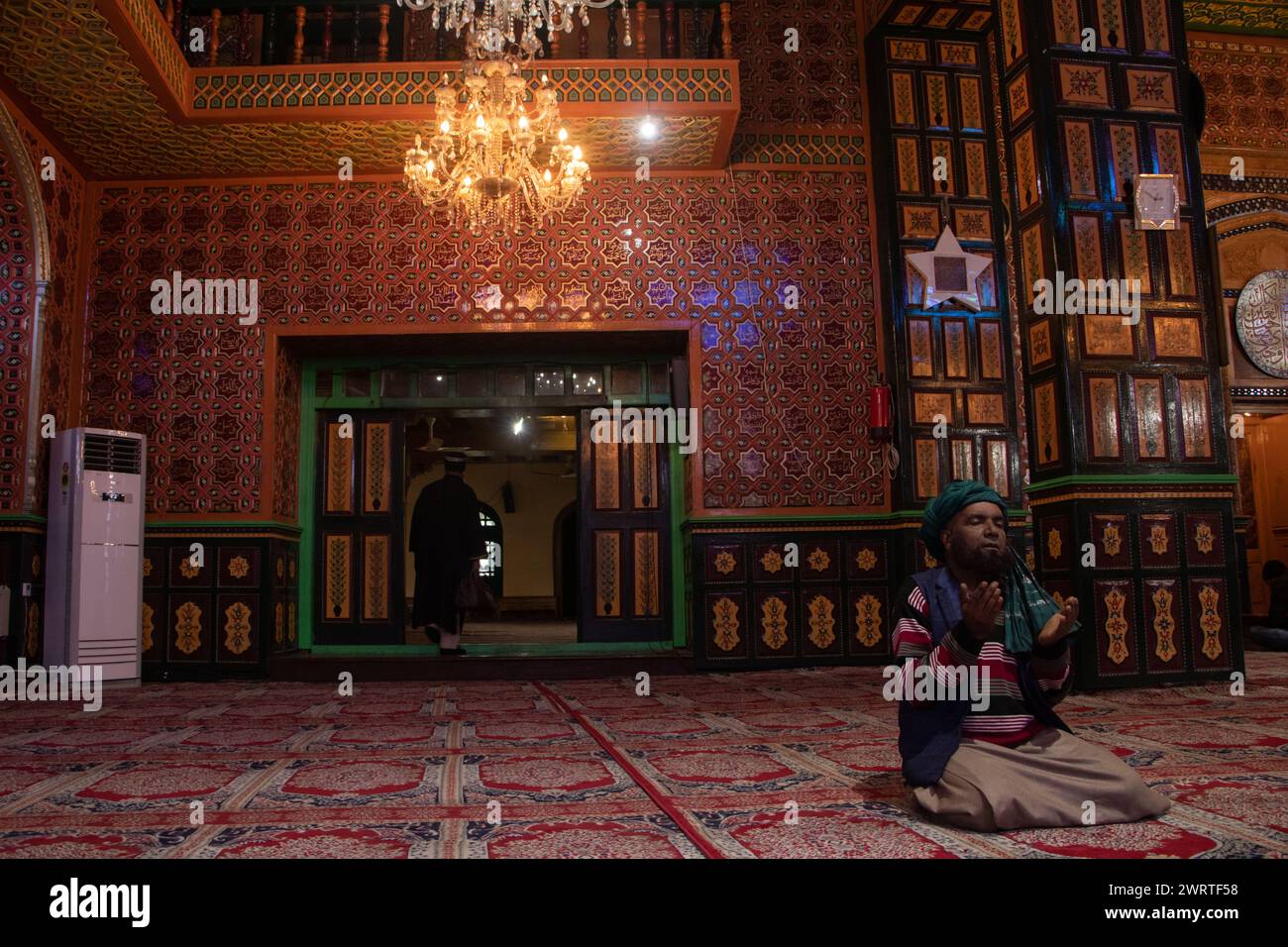 14 marzo 2024, Srinagar, Kashmir, India: Un musulmano del Kashmir sta pregando all'interno di un santuario il terzo giorno del mese islamico del Ramadan a Srinagar. Il Ramadan è il nono mese del calendario islamico e ha un significato speciale nell'Islam. I musulmani credono che durante questo mese, i primi versi del Corano, il libro sacro dell'Islam, siano stati rivelati al profeta Maometto. (Credit Image: © Adil Abbas/ZUMA Press Wire) SOLO PER USO EDITORIALE! Non per USO commerciale! Foto Stock