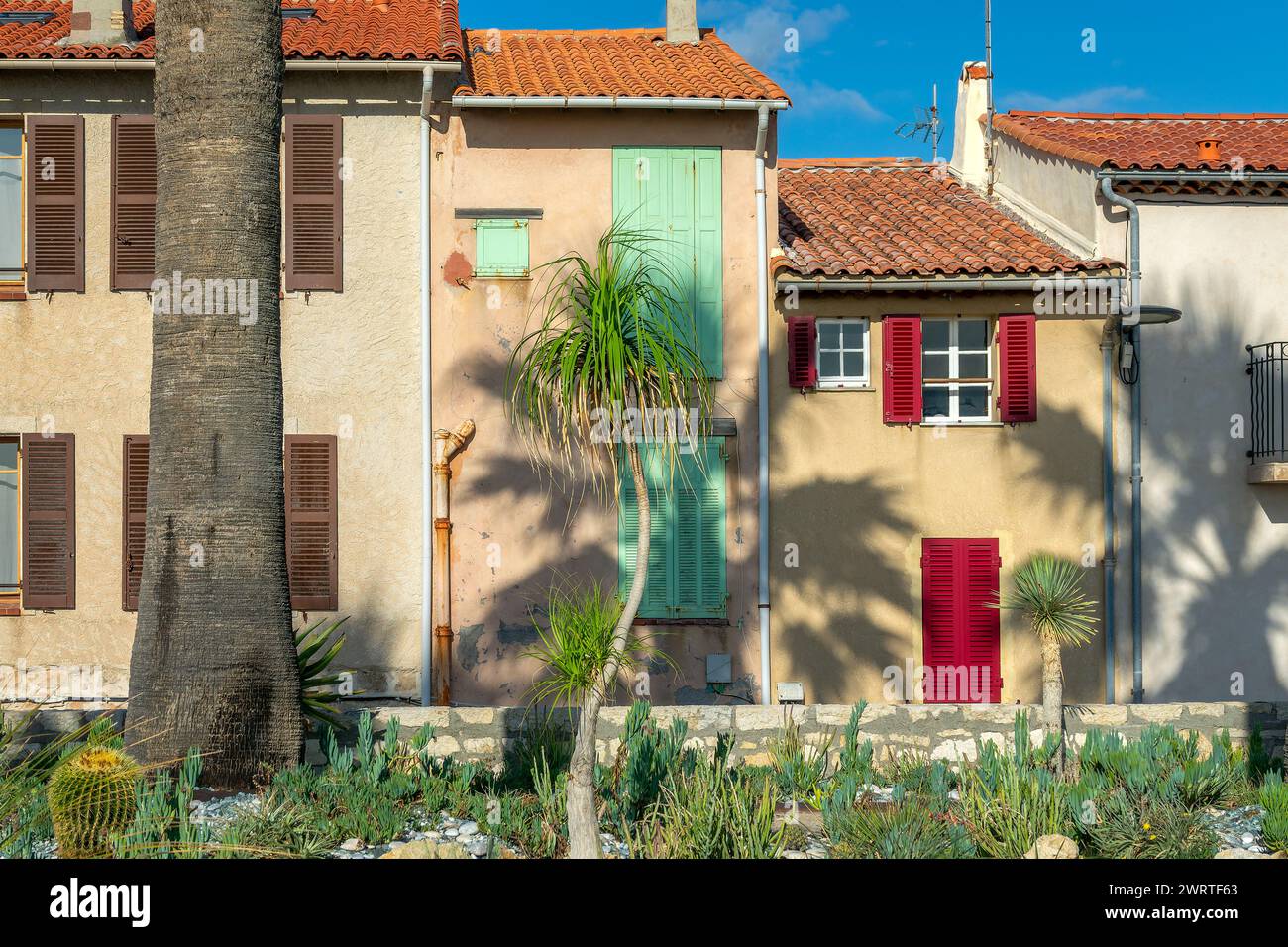 Case provenzali nella città di Antibes sulla Costa Azzurra nel sud della Francia Foto Stock