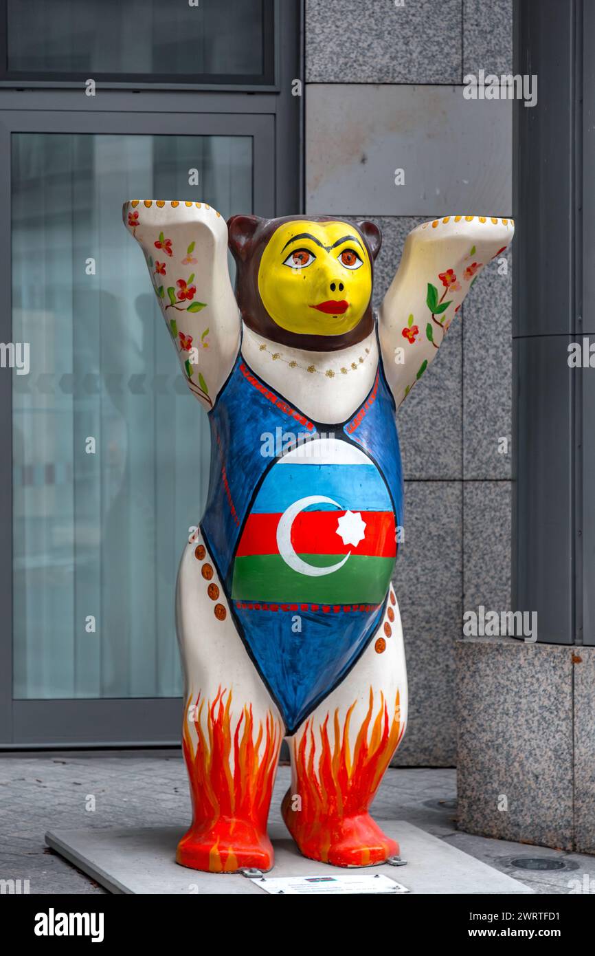 Berlino, Germania - 16 dicembre 2021: Scultura dell'orso con bandiera dell'Azerbaigian davanti all'ambasciata dell'Azerbaigian a Berlino, Germania. Foto Stock