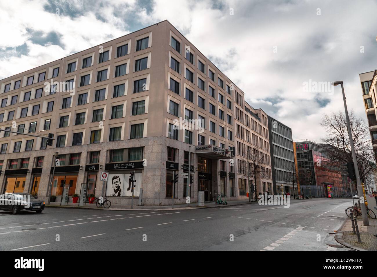 Berlino, Germania - 16 dicembre 2021: Vista sulla strada da Berlino. Edifici residenziali e paesaggio urbano nella capitale tedesca. Foto Stock