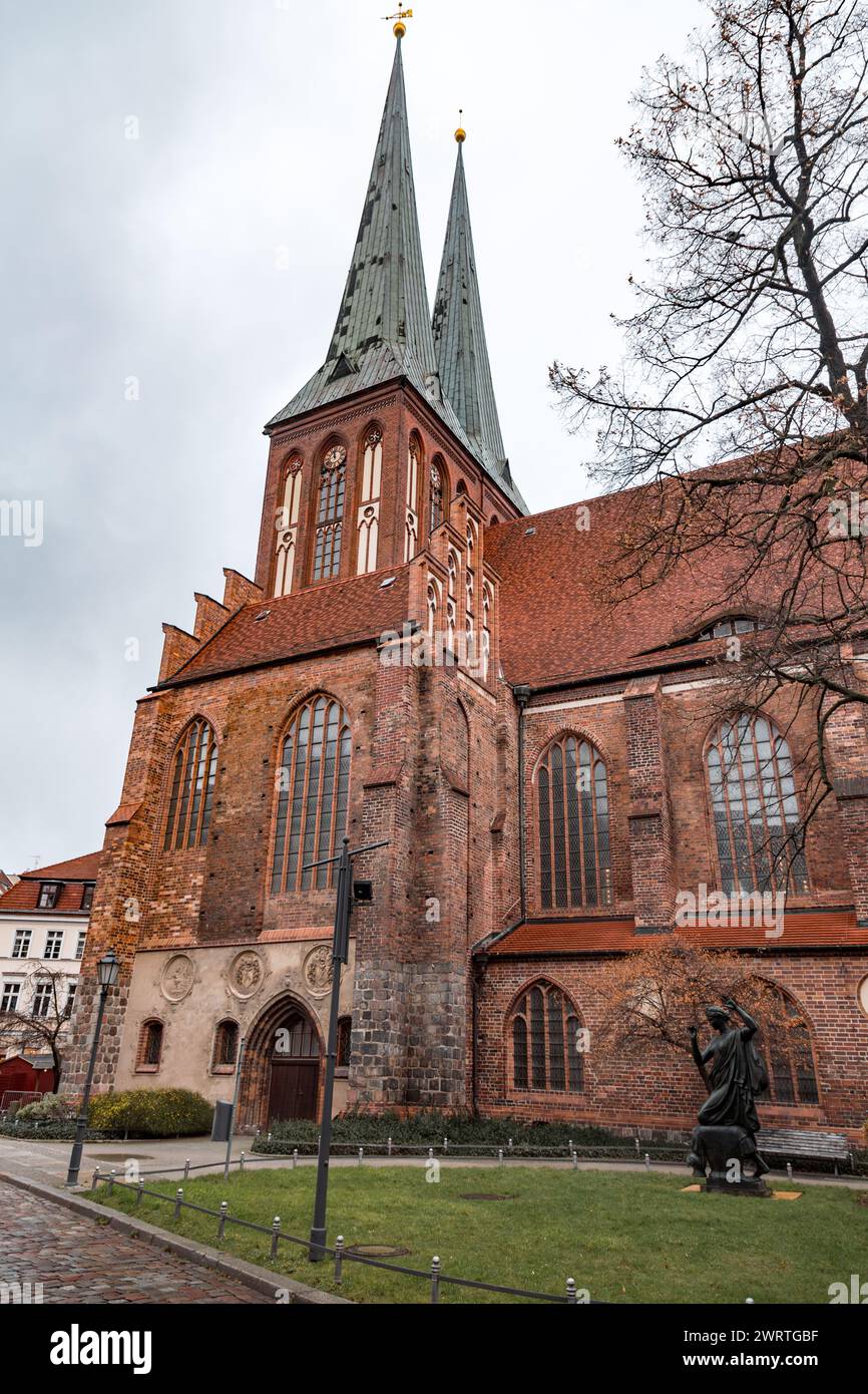 La Nikolaikirche o la St La Chiesa di Nicola è la più antica chiesa di Berlino, situata nella parte orientale del centro di Berlino, il quartiere di Mitte. Foto Stock
