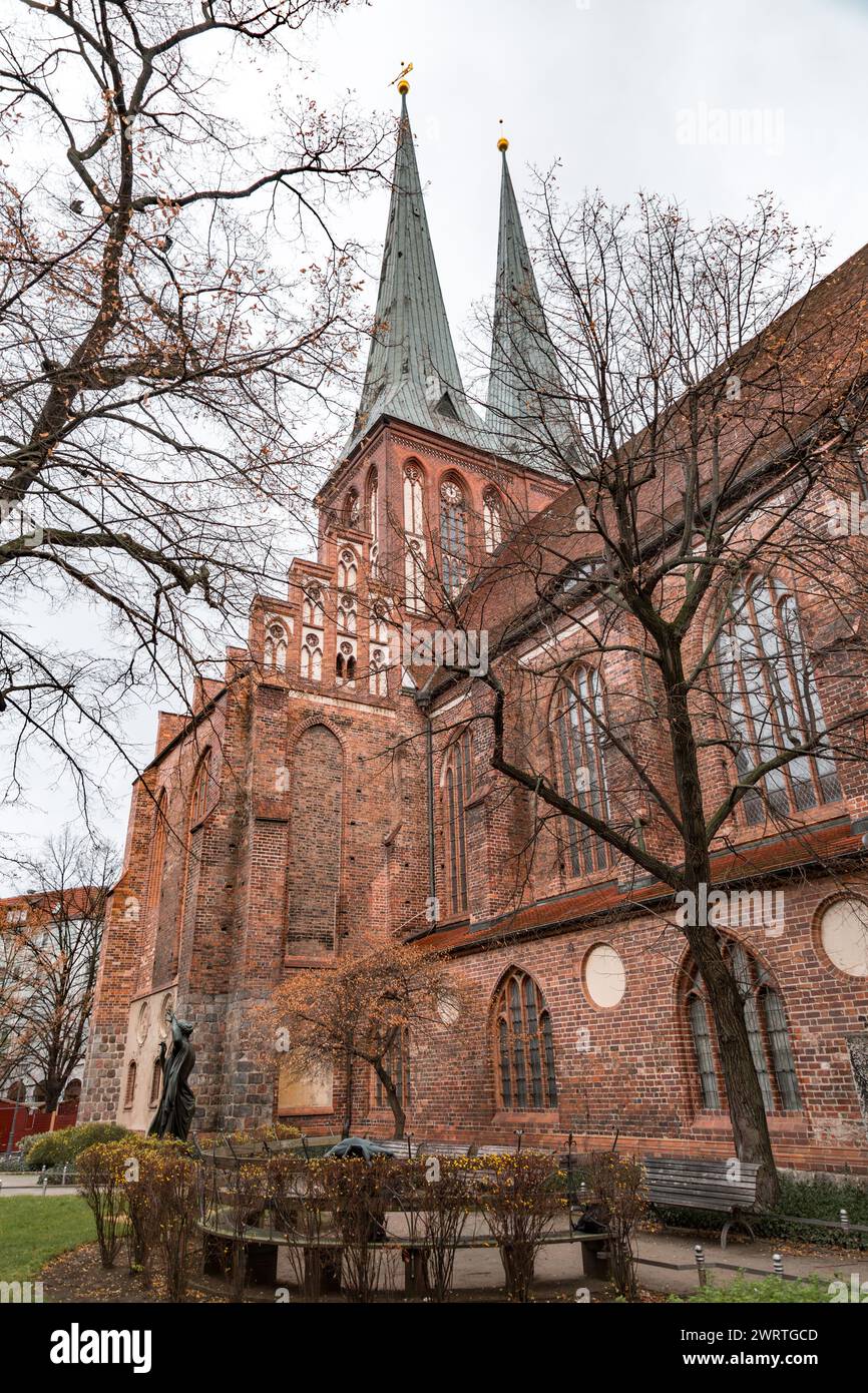 La Nikolaikirche o la St La Chiesa di Nicola è la più antica chiesa di Berlino, situata nella parte orientale del centro di Berlino, il quartiere di Mitte. Foto Stock