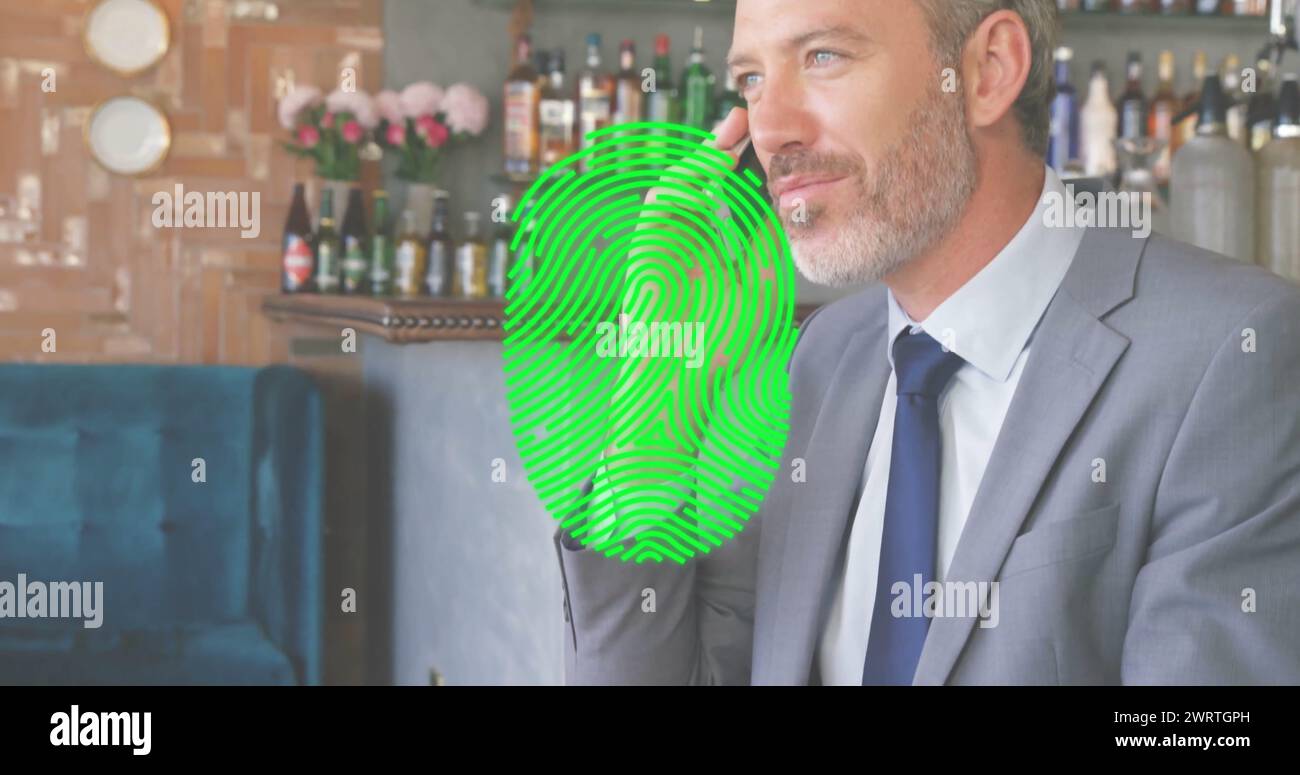 Immagine dell'impronta digitale su un uomo d'affari caucasico che parla sullo smartphone Foto Stock