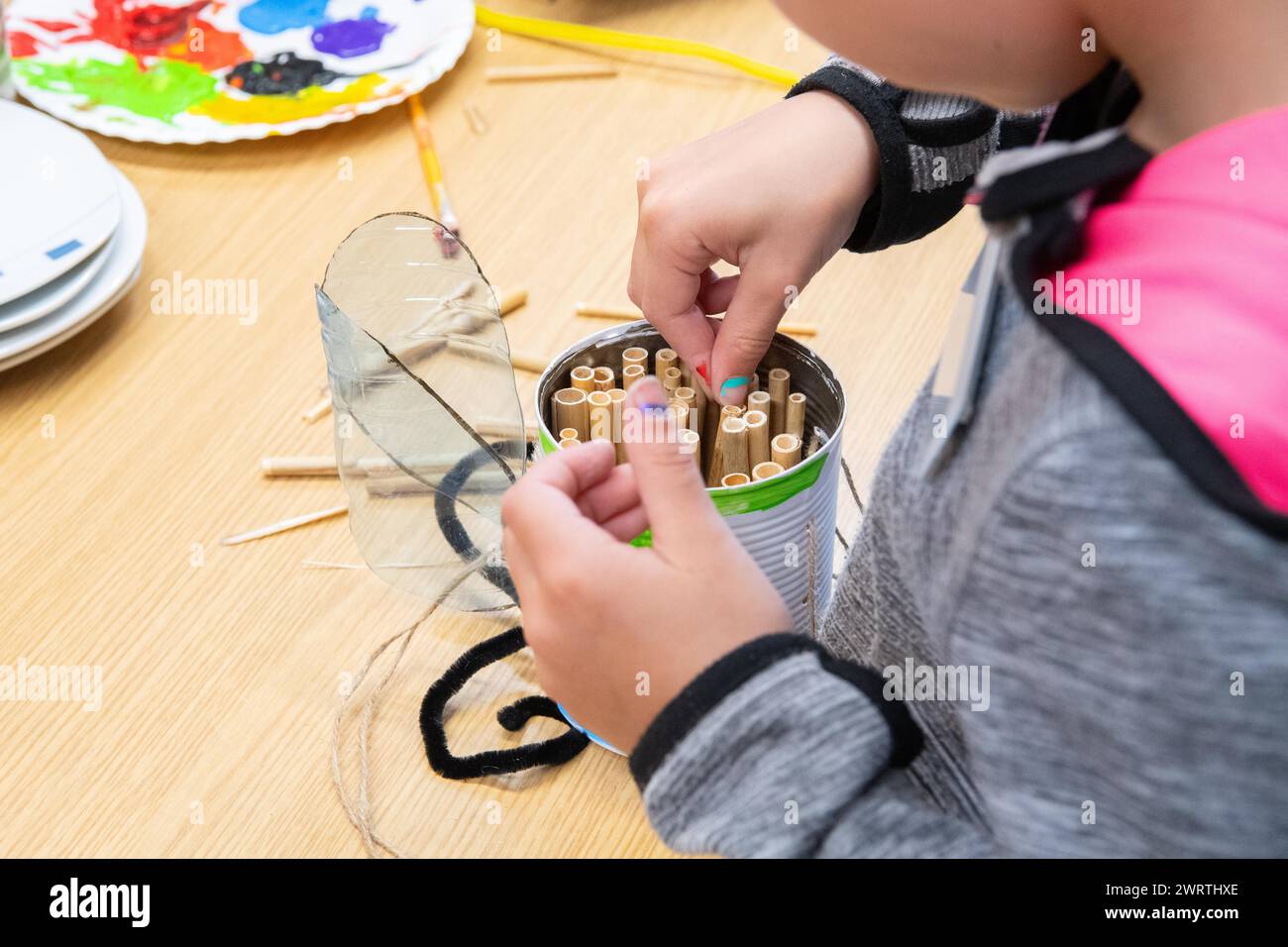 Conservazione pratica della natura con un gruppo di bambini, costruzione di ausili per la nidificazione per insetti dal design creativo, Duisburg, Renania settentrionale-Vestfalia Foto Stock