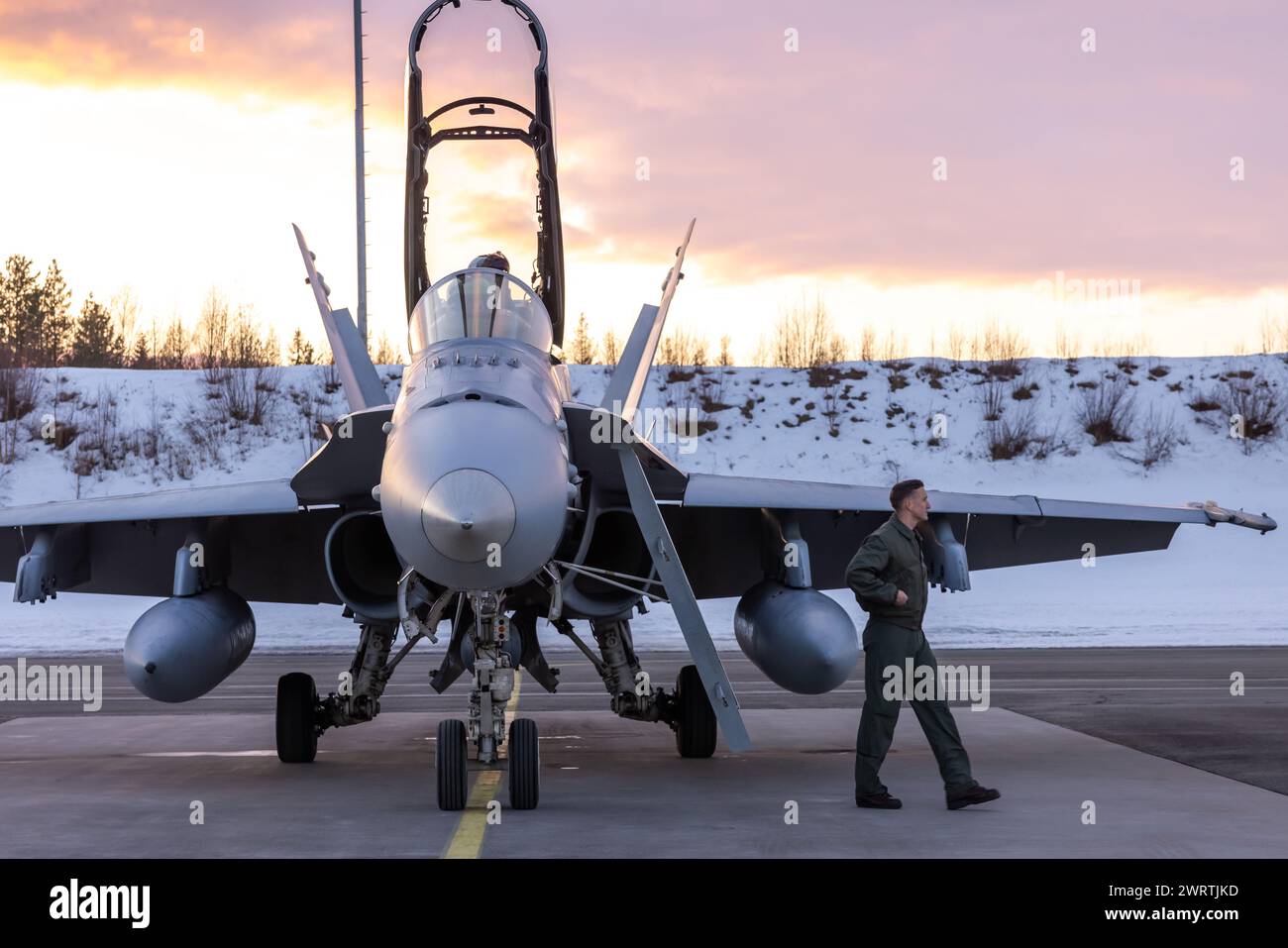 Il maggiore Matthew Andrews, nativo del Wisconsin e pilota di F/A-18 con Marine Fighter Attack Squadron (VMFA) 312 Foto Stock