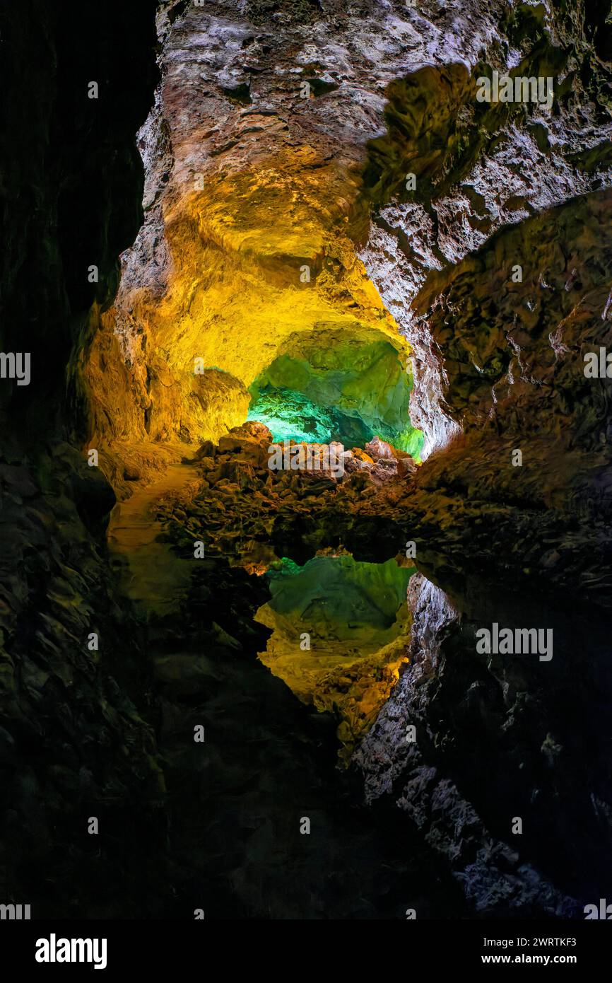 Tunnel lavico Cueva de los Verdes con l'installazione luminosa di Jesus Soto, Costa Teguise, Lanzarote, Isole Canarie, Isole Canarie, Spagna Foto Stock