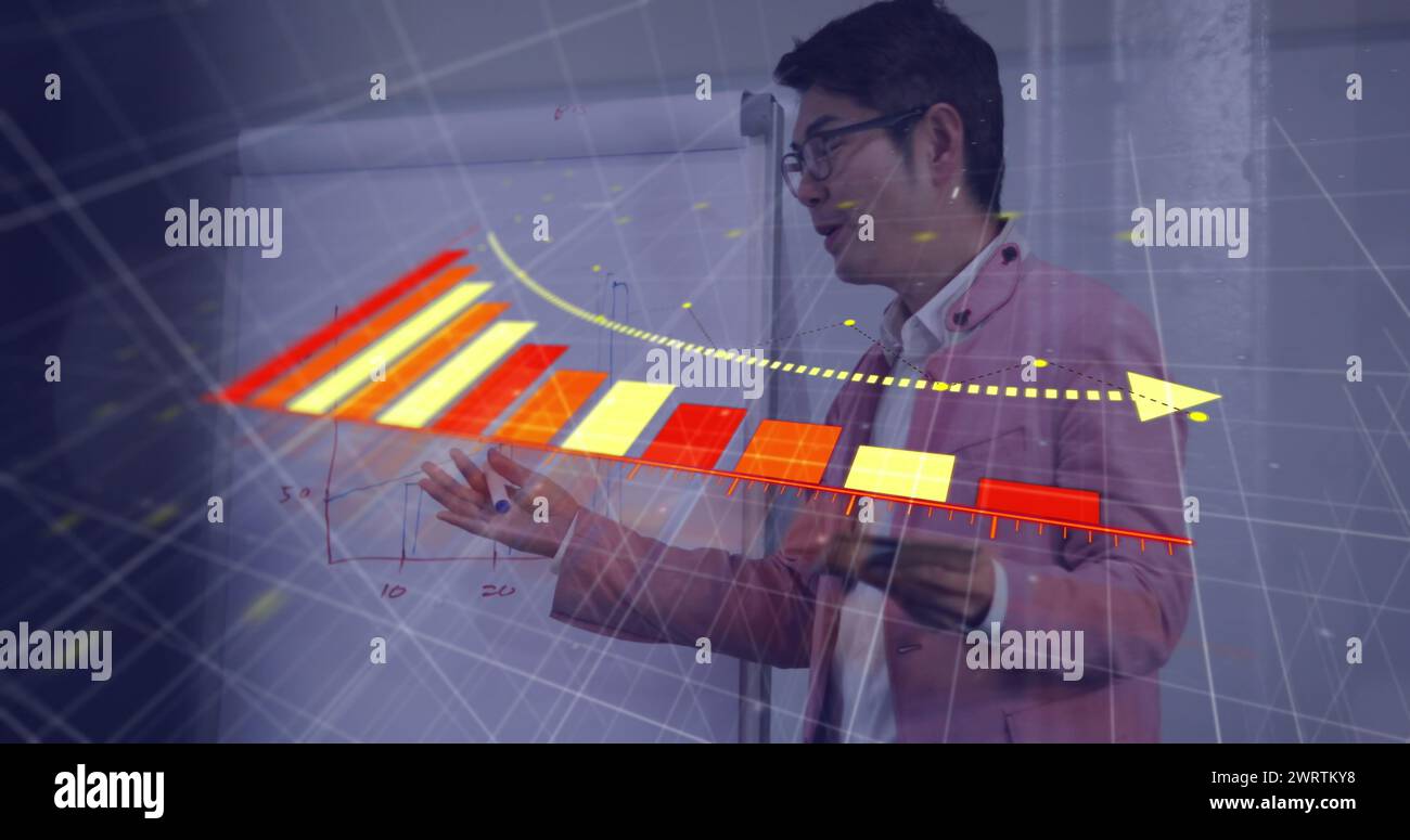 Immagine di un grafico in caduta sull'uomo asiatico che spiega la strategia sulla lavagna ai colleghi in ufficio Foto Stock
