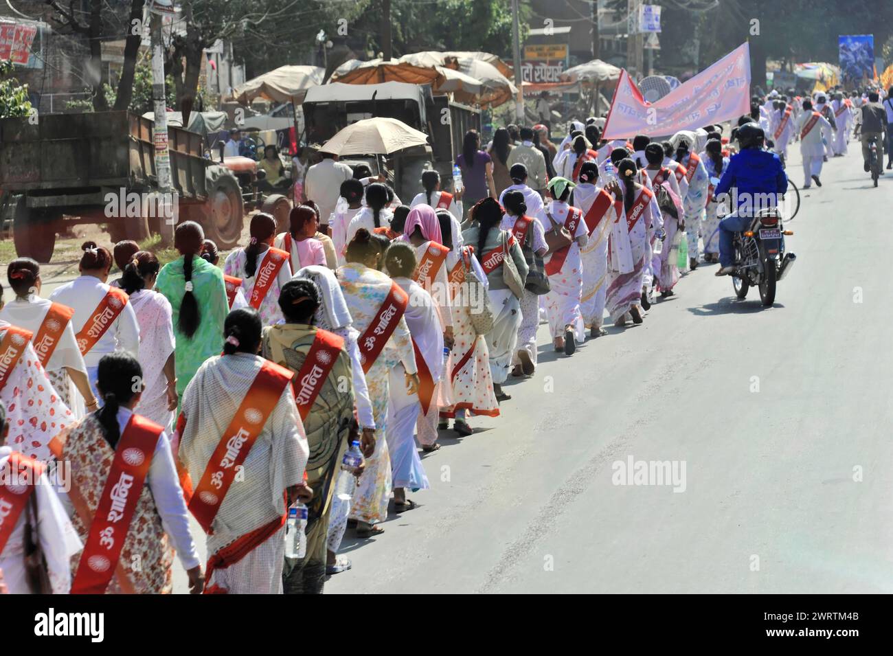 Una processione di persone con striscioni marcia su una strada, Bhairahawa, Nepal Foto Stock