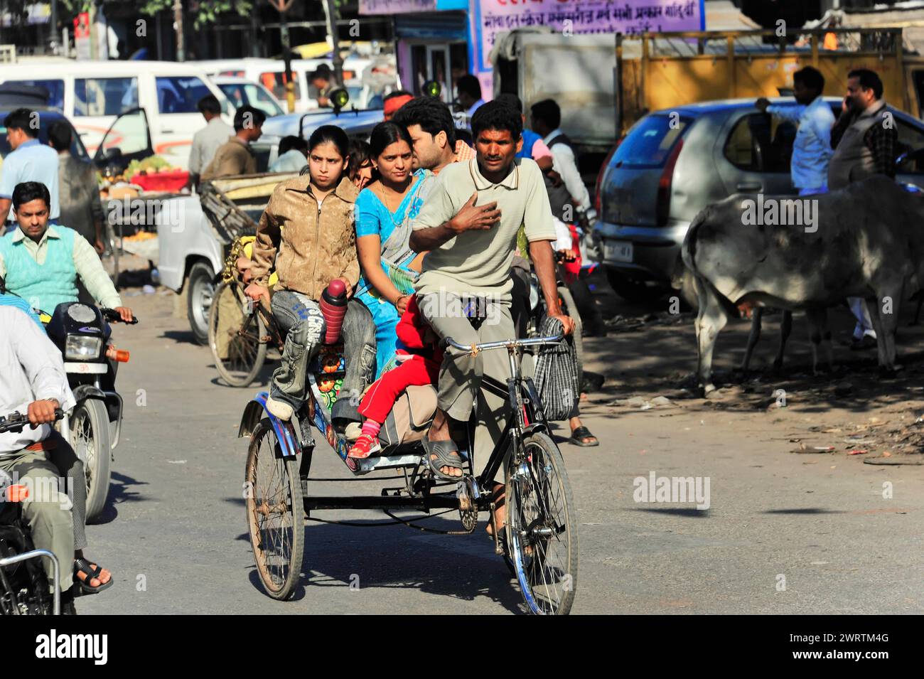 Persone in risciò ciclabile in una strada urbana trafficata, al confine tra India e Nepal, Gorakhpur, Bhairahawa, India, Nepal Foto Stock