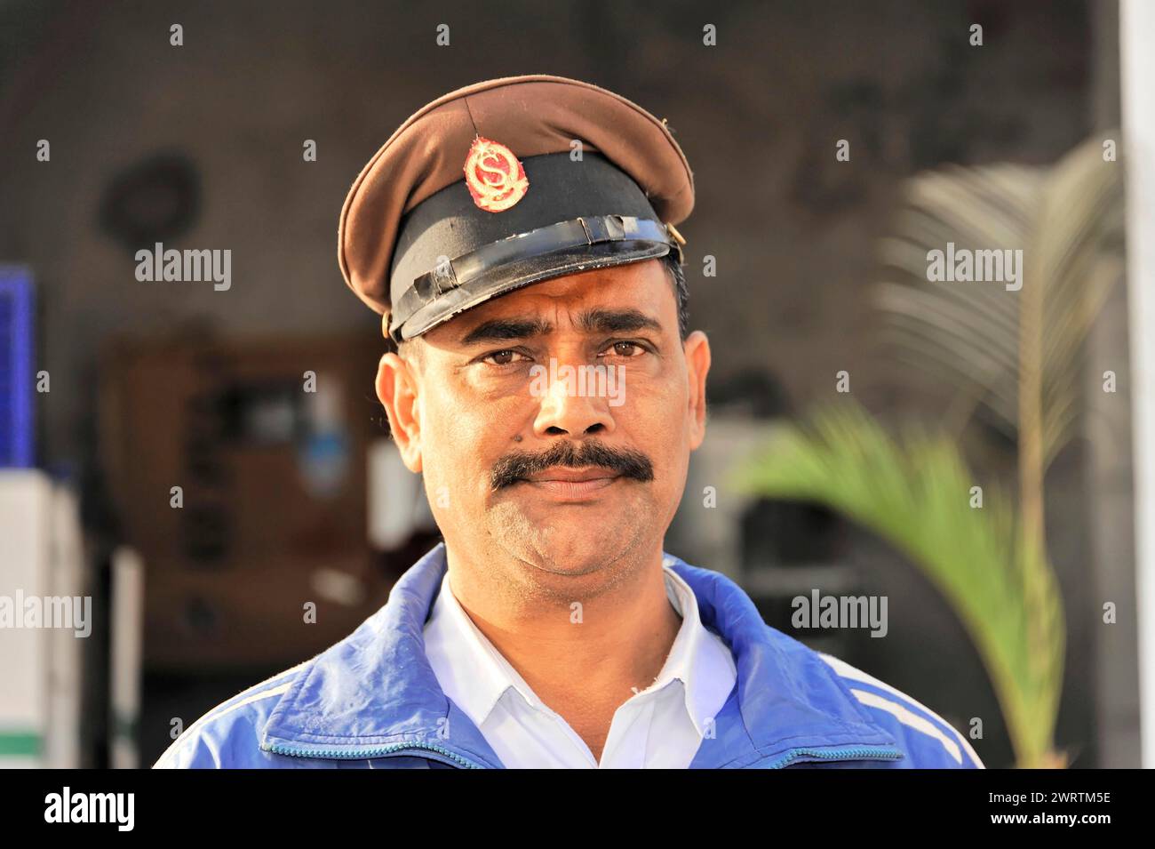 Ritratto di una guardia di sicurezza in uniforme con una seria espressione sul suo volto, Bhairahawa, Nepal Foto Stock