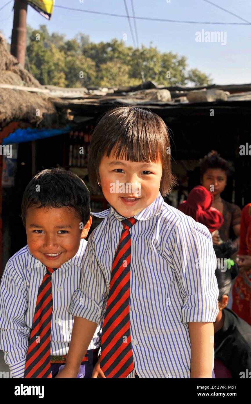Due bambini in uniforme scolastica stanno insieme e irradiano solidarietà, Bhairahawa, Nepal Foto Stock