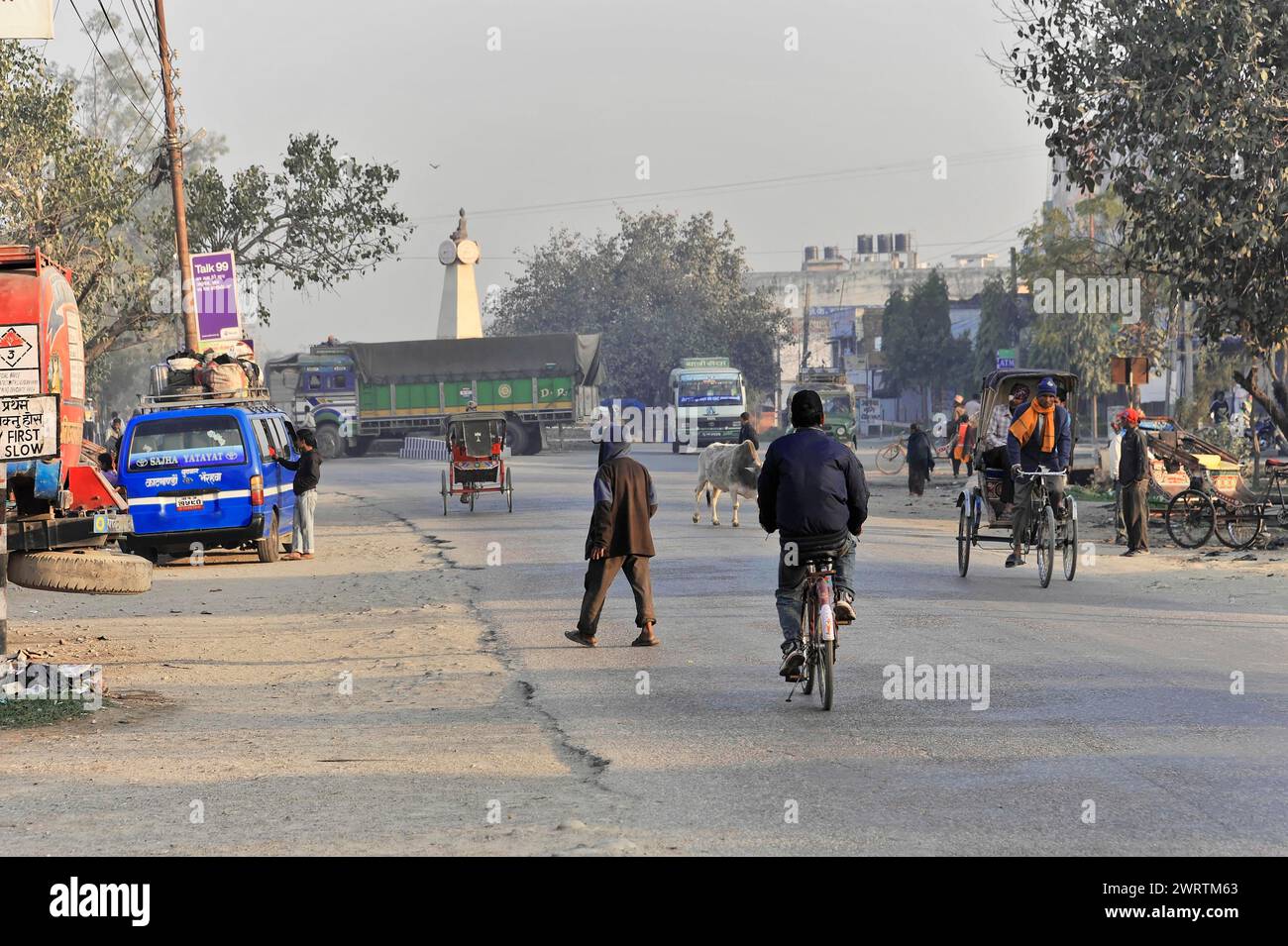 Vivace scena di strada con biciclette, auto e pedoni nella vita di tutti i giorni, Bhairahawa, Nepal Foto Stock