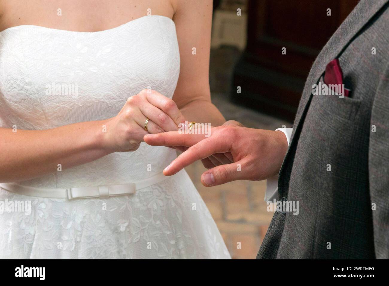 La sposa infila l'anello nuziale sul dito dello sposo durante la cerimonia nuziale, 14/06/2016 Foto Stock