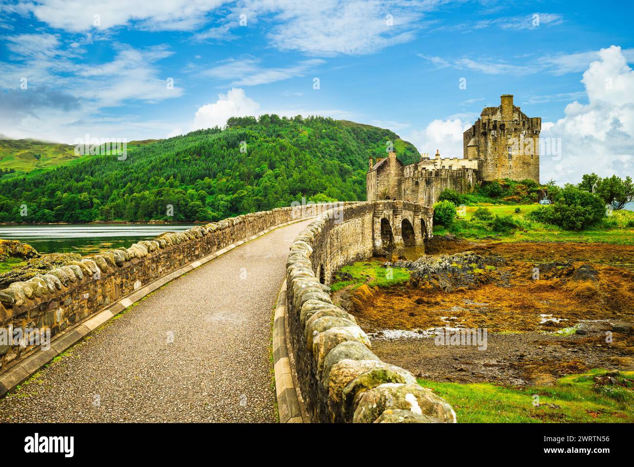 Castello di Eilean Donan nelle Highlands occidentali della Scozia, Regno Unito Foto Stock