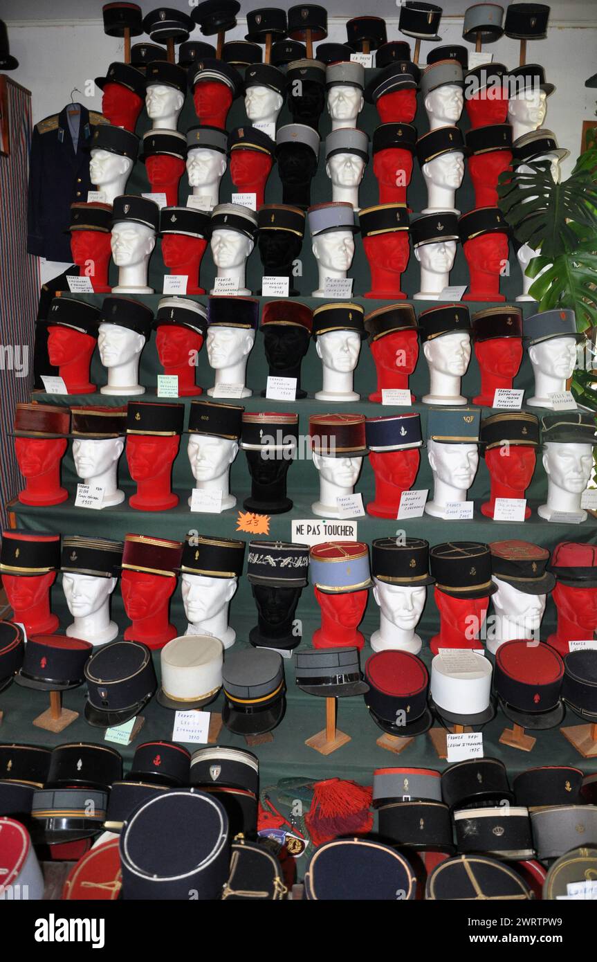 Cappelli della polizia in un museo di cappelli in Francia Foto Stock