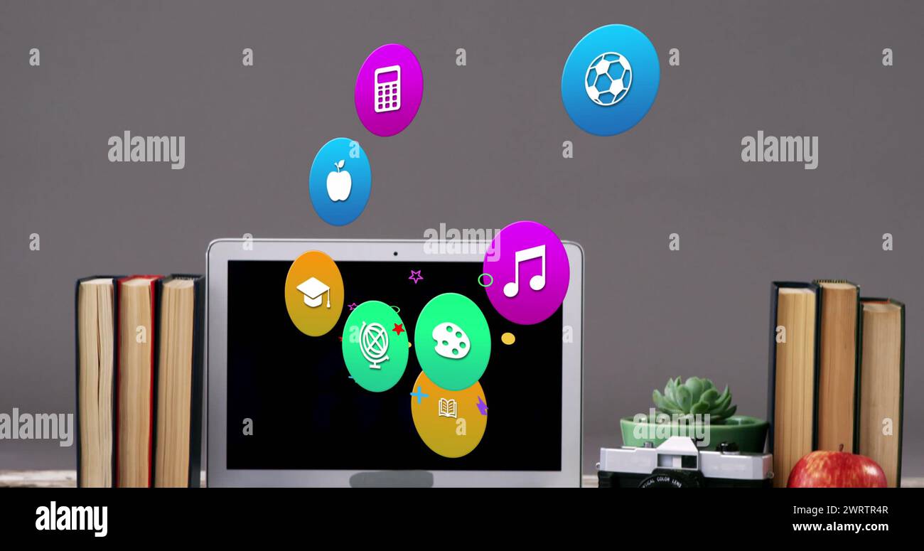 Immagine di icone colorate sul laptop sulla scrivania Foto Stock