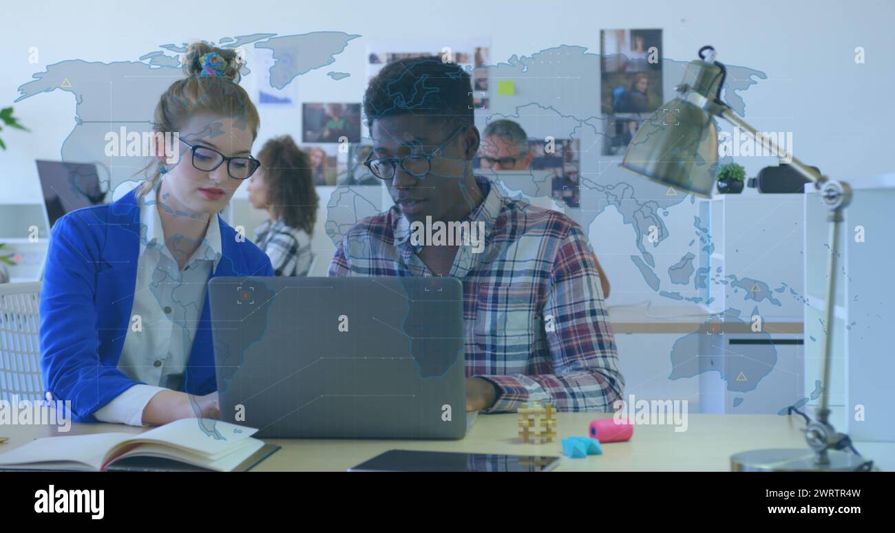 Immagine della mappa mondiale su persone d'affari diverse Foto Stock