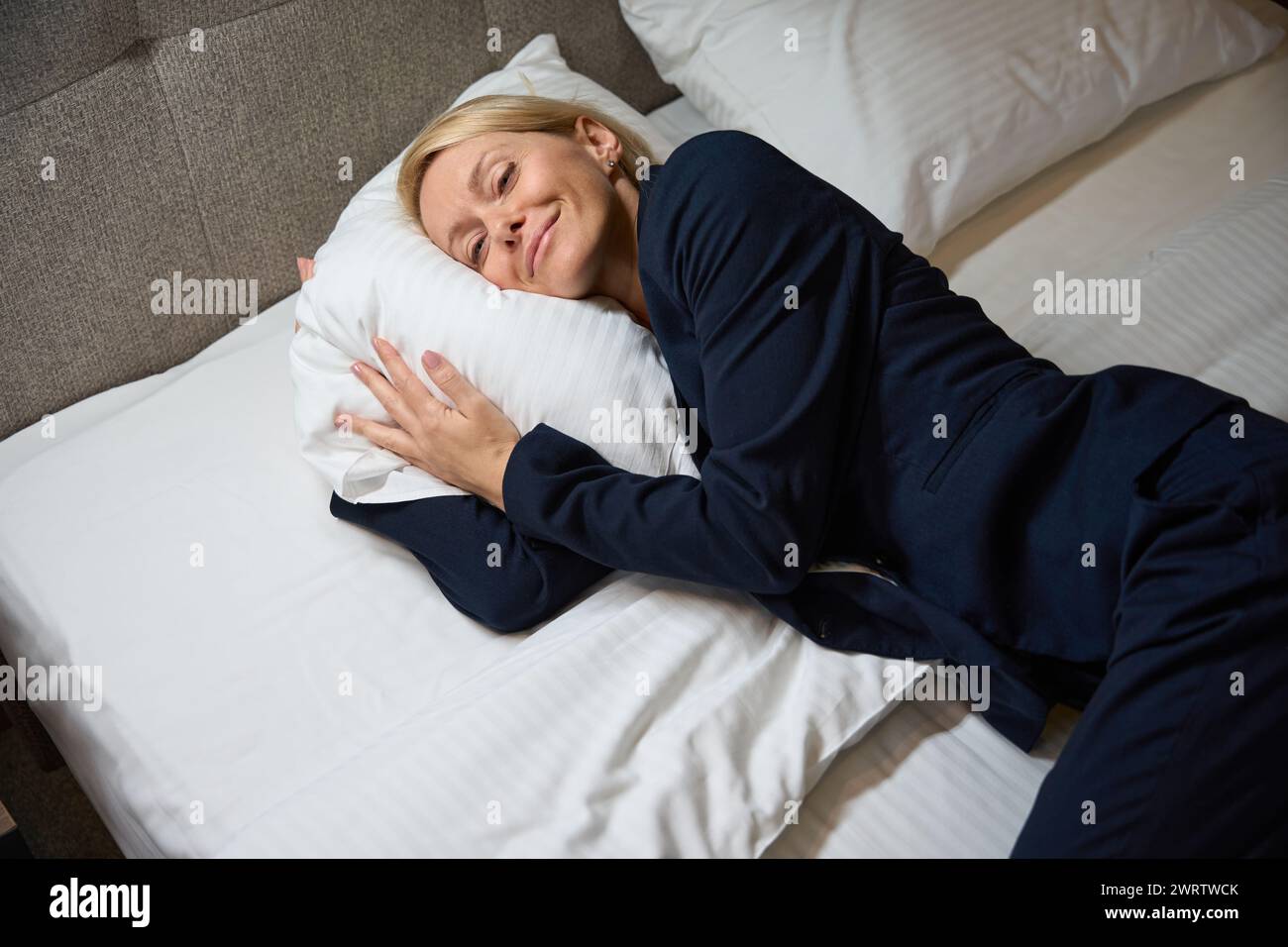 La dozy business lady sta riposando nella sua camera da letto Foto Stock