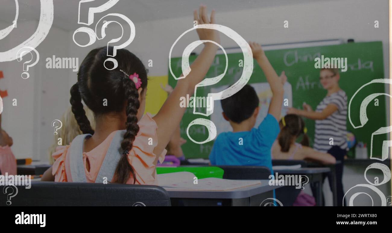 Immagine di punti interrogativi su scolari diversi che alzano la mano Foto Stock