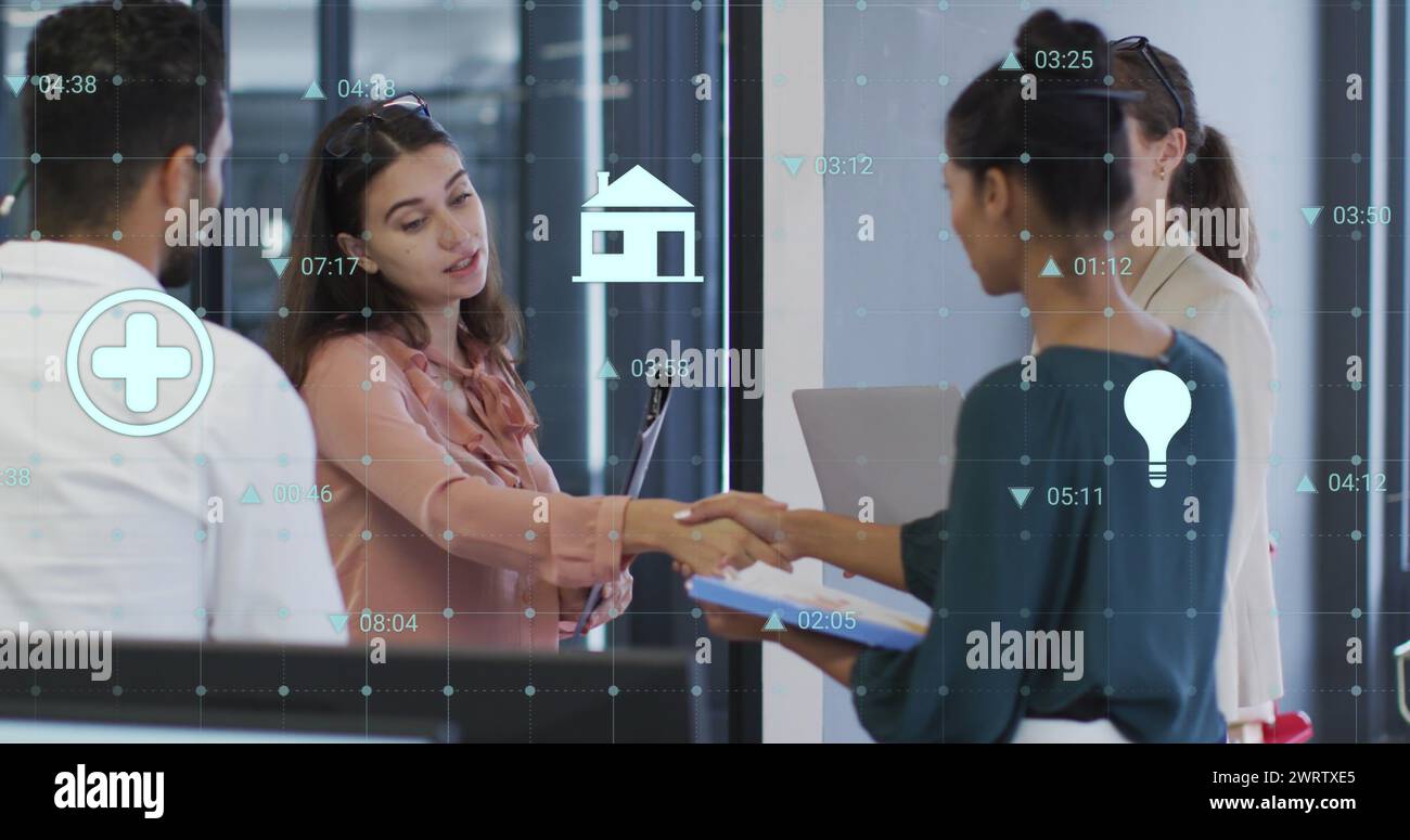 Immagine del cambiamento di numero e di icone su diversi colleghi che discutono e stringono la mano Foto Stock