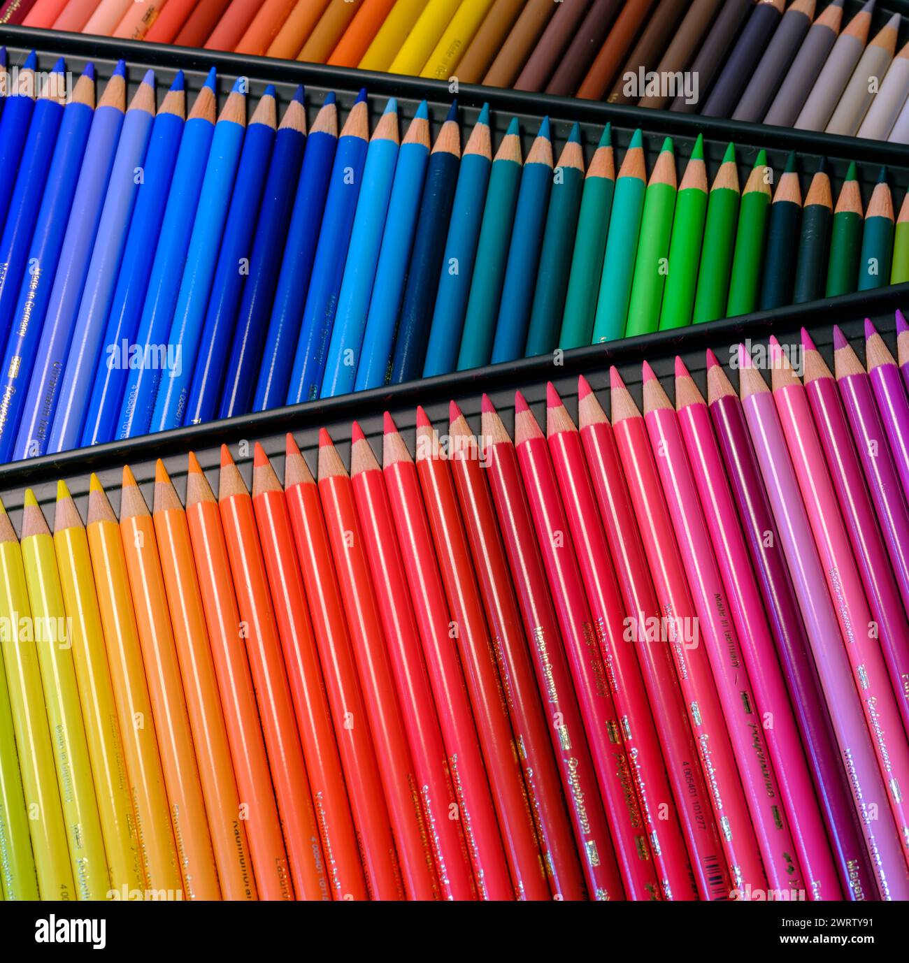 Una selezione di matite colorate Foto Stock