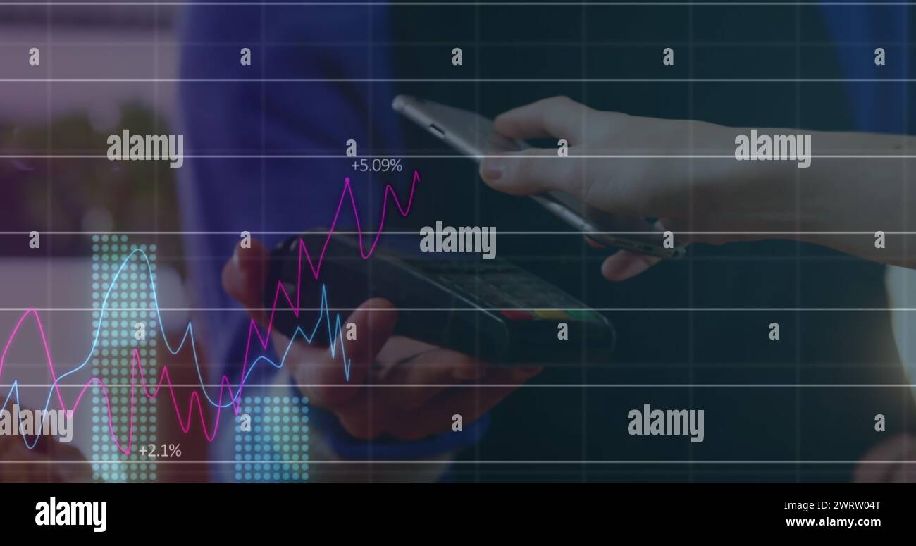 Immagine di grafici finanziari e dati sulle mani di uomini caucasici che utilizzano pagamenti wireless Foto Stock