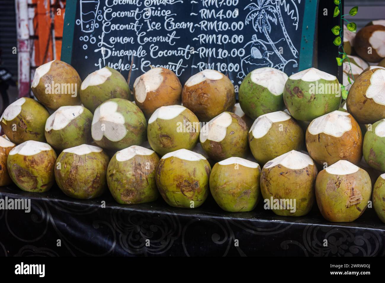 Noci di cocco fresche. Chiosco di noci di cocco nel mercato centrale, Kuala Lumpur, Malesia. Foto Stock
