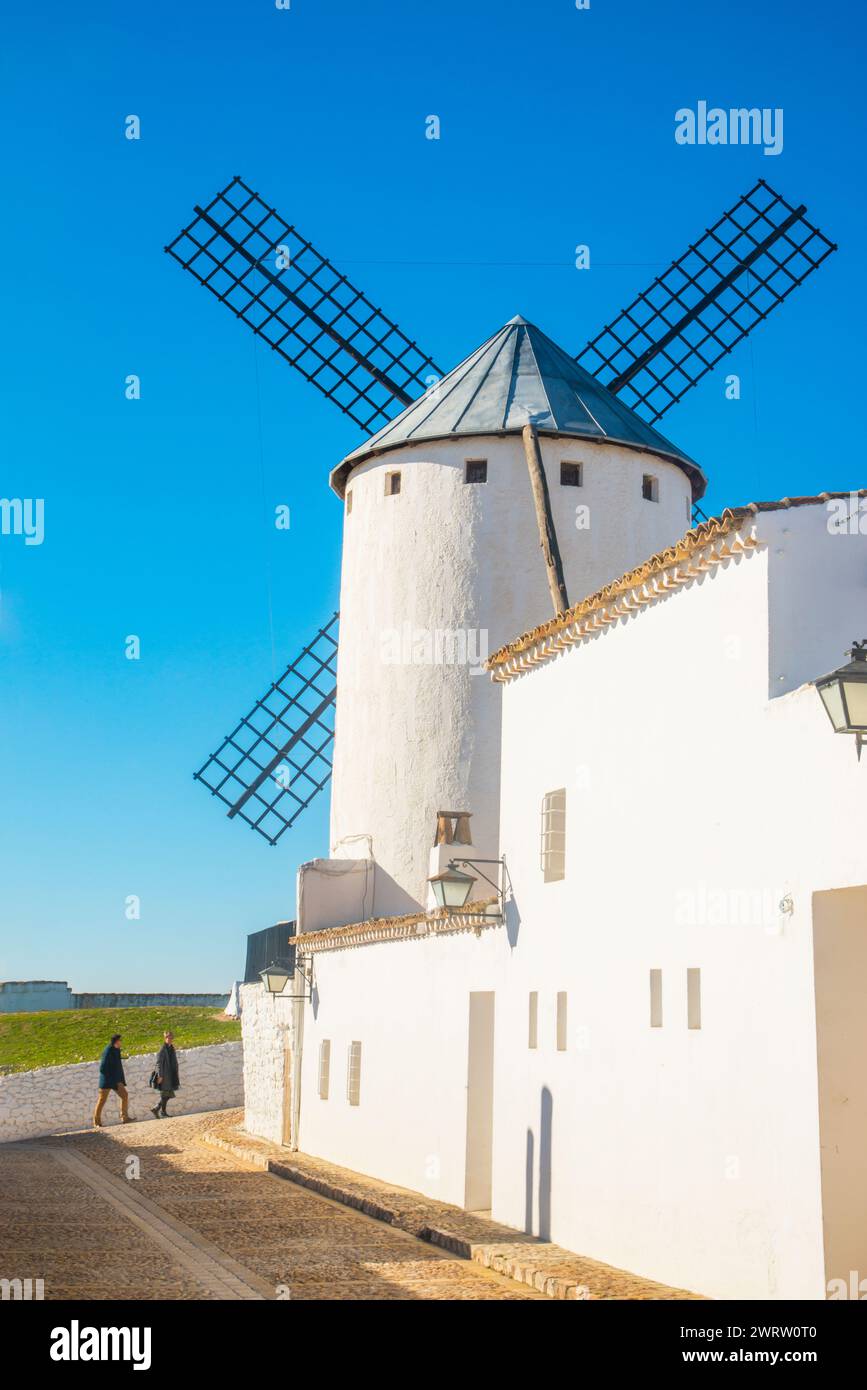 Street e il mulino a vento. Campo de Criptana, Ciudad Real Provincia, Castilla La Mancha, in Spagna. Foto Stock