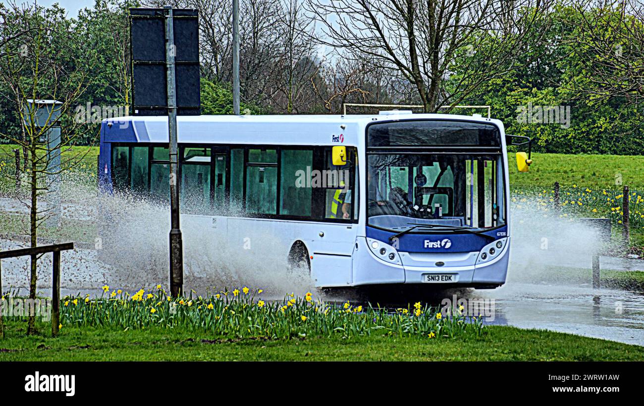 Glasgow, Scozia, Regno Unito. 14 marzo 2024: Regno Unito Meteo: Piovendo in città si sono viste inondazioni sulla grande strada occidentale A82 . Credit Gerard Ferry/Alamy Live News Foto Stock