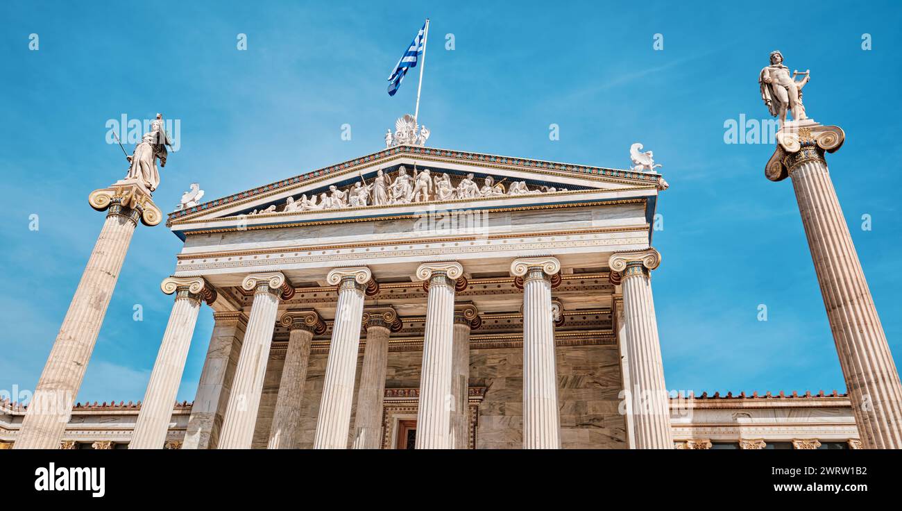 Atene, Grecia - 3 marzo 2024: Dettagli architettonici dell'Accademia di Atene, sulle colonne sono la dea Atena e Apollo Foto Stock
