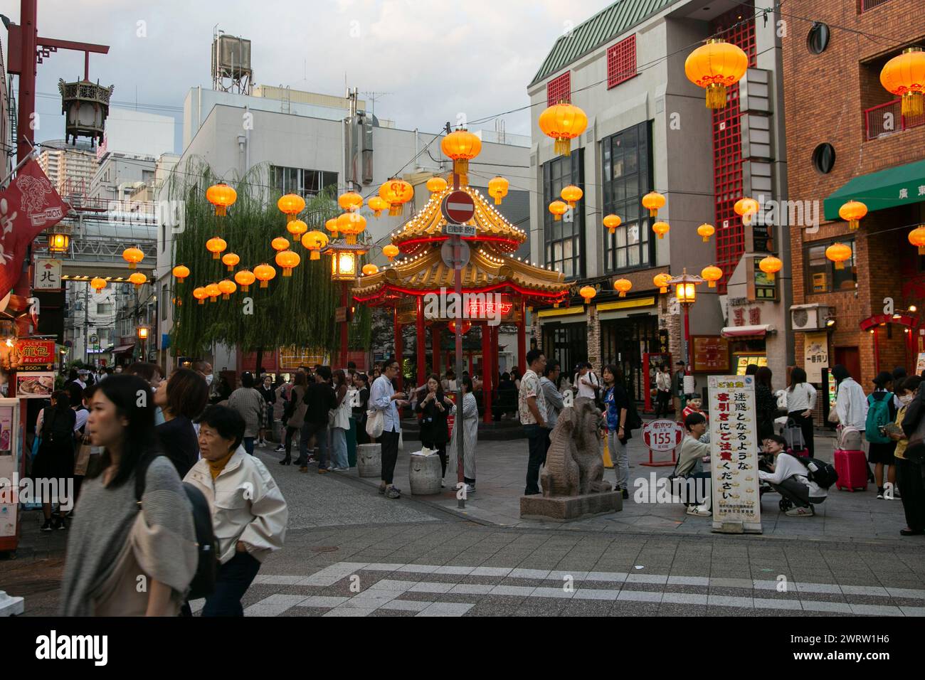 Kobe, Giappone; 10 ottobre 2023: Nankinmachi (南京町) è una Chinatown compatta nel centro di Kobe, piena di bancarelle di Street food e ristoranti. Foto Stock