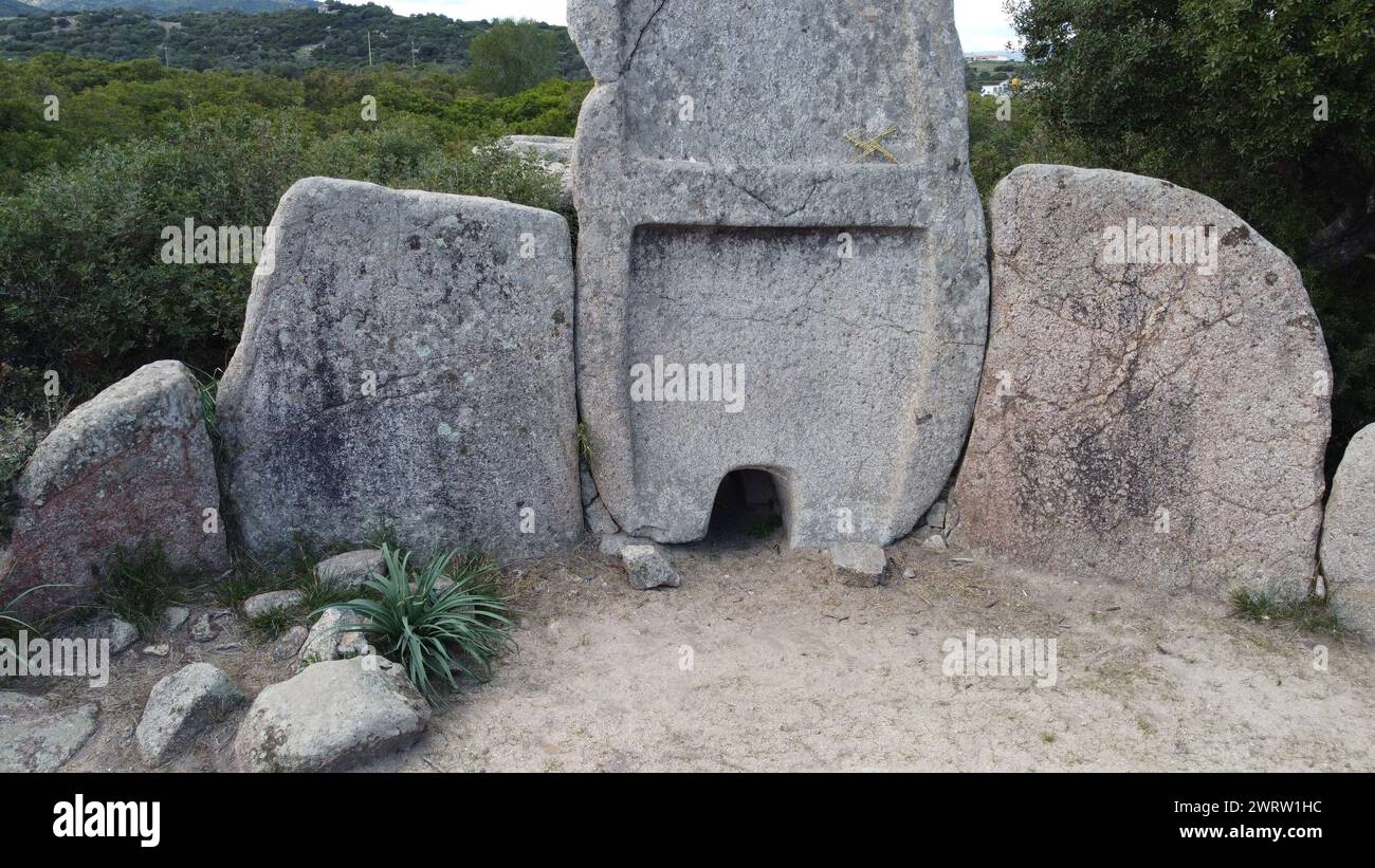 Tomba dei Giganti di S'Ena e Thomes costruita durante l'età del bronzo dalla civiltà nuragica, Doragli, Sardegna, Italia Foto Stock