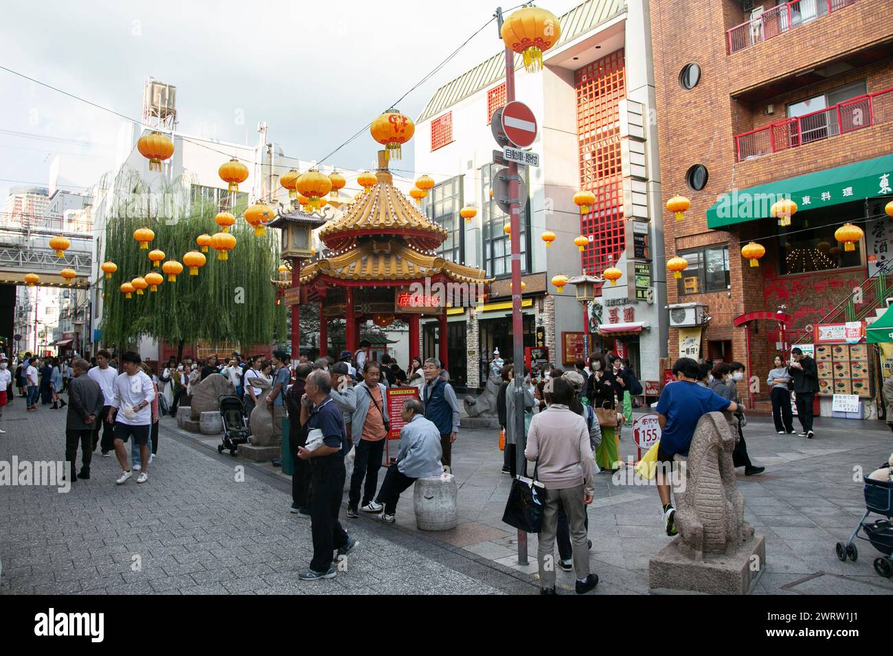 Kobe, Giappone; 10 ottobre 2023: Nankinmachi (南京町) è una Chinatown compatta nel centro di Kobe, piena di bancarelle di Street food e ristoranti. Foto Stock