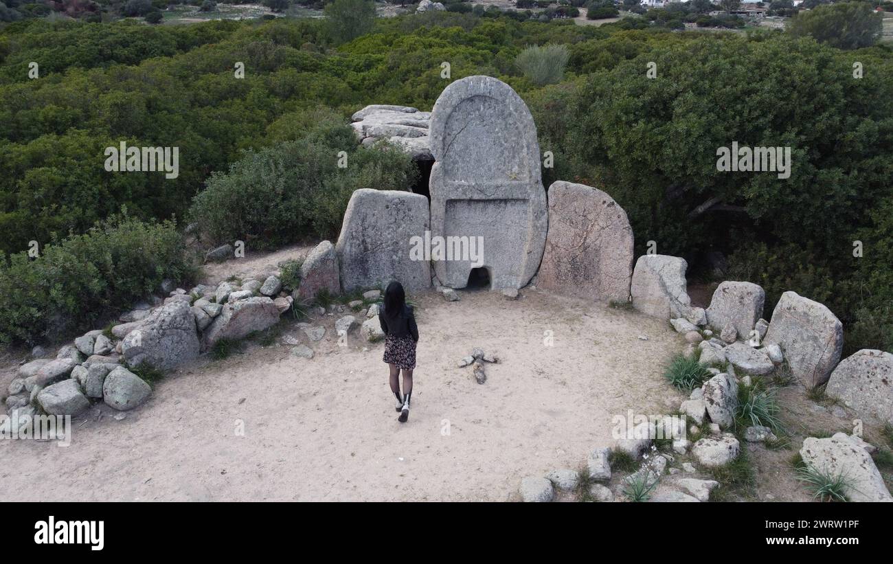 Tomba dei Giganti di S'Ena e Thomes costruita durante l'età del bronzo dalla civiltà nuragica, Doragli, Sardegna, Italia Foto Stock