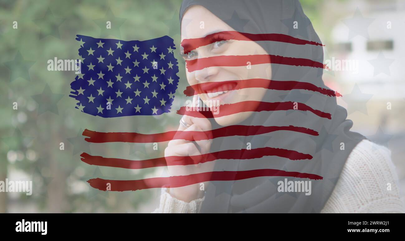 Immagine della bandiera americana disegnata su una donna birazziale in hijab che parla sul suo smartphone nel backgroun Foto Stock