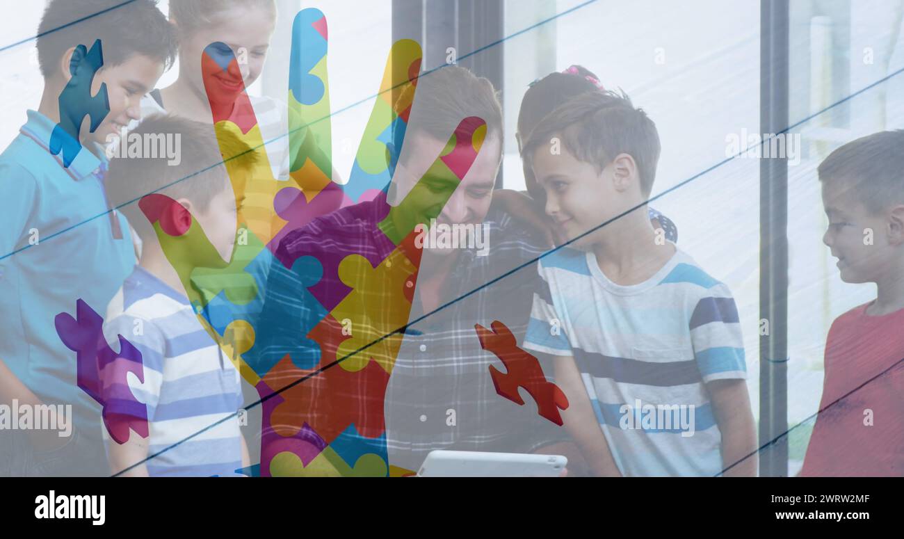 Immagine di una mano colorata di bambini e uomini che usano dispositivi elettronici Foto Stock