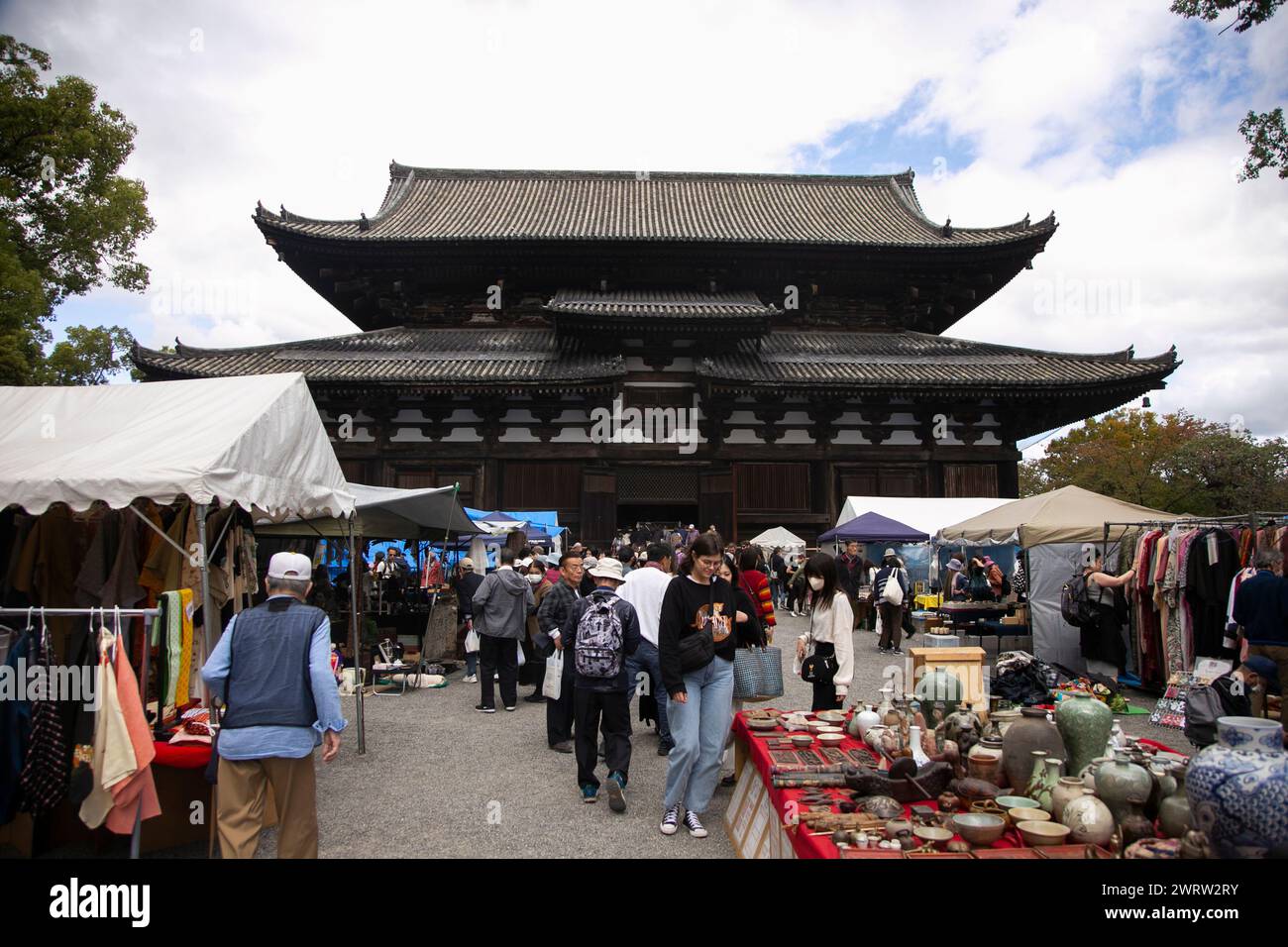 Kyoto, Giappone; 10 ottobre 2023: Il mercato di Kobo-san al Tempio Toji di Kyoto si distingue come uno dei più grandi mercati delle pulci della città. Foto Stock