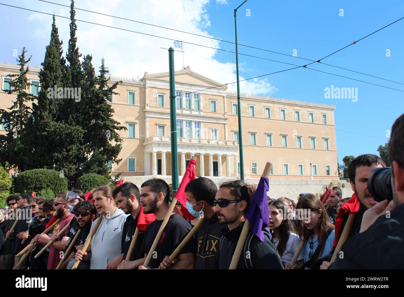 Atene, Grecia. 14 marzo 2024. Atene, Grecia, 14 marzo 2024. Gli studenti marciarono verso l'edificio del Parlamento greco ad Atene, in Grecia, il 14 marzo 2024. Protestando contro il disegno di legge sull'istruzione che consente alle università private di operare in Grecia, la protesta è stata circondata da molte unità di polizia antisommossa. (Foto di Kostas Galanis/Sipa USA) credito: SIPA USA/Alamy Live News Foto Stock